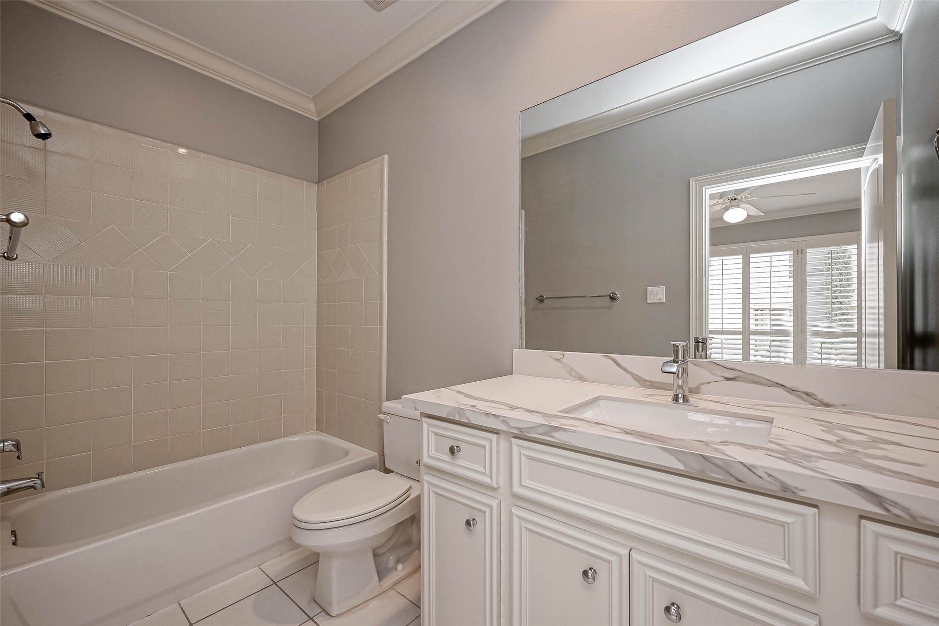 6413 Westcott Street, Houston, TX 77007 En suite bath on third floor