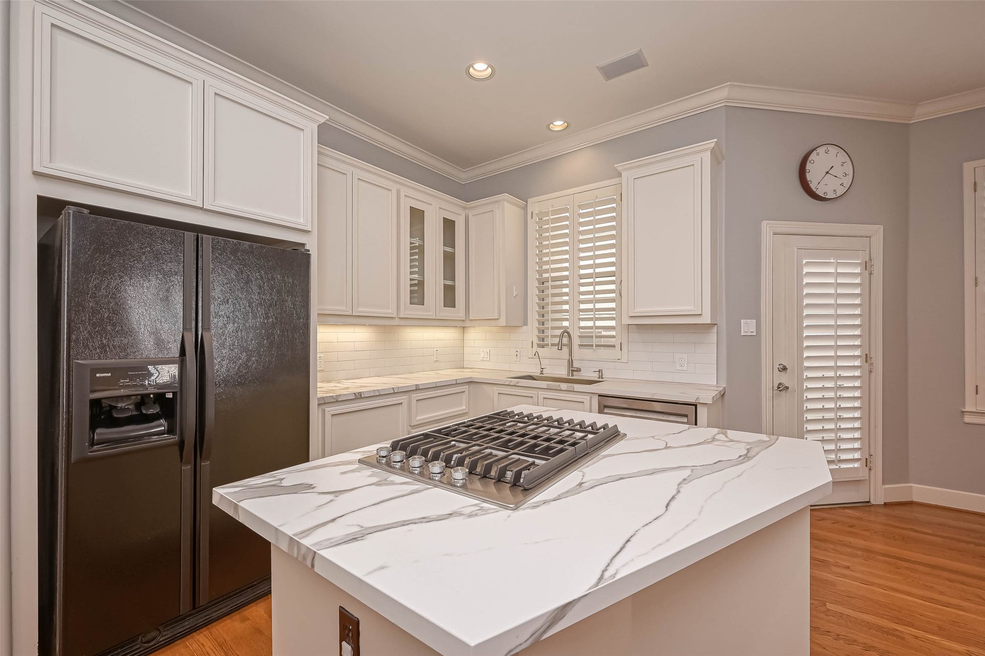 6413 Westcott Street, Houston, TX 77007 Island in kitchen with easy to maintain porcelain honed countertops, new dishwasher, deep farmhouse sink, reverse osmosis drinking water, and a automatic sensor for the kitchen faucet. Door to the right off the breakfast room leads to a small patio.