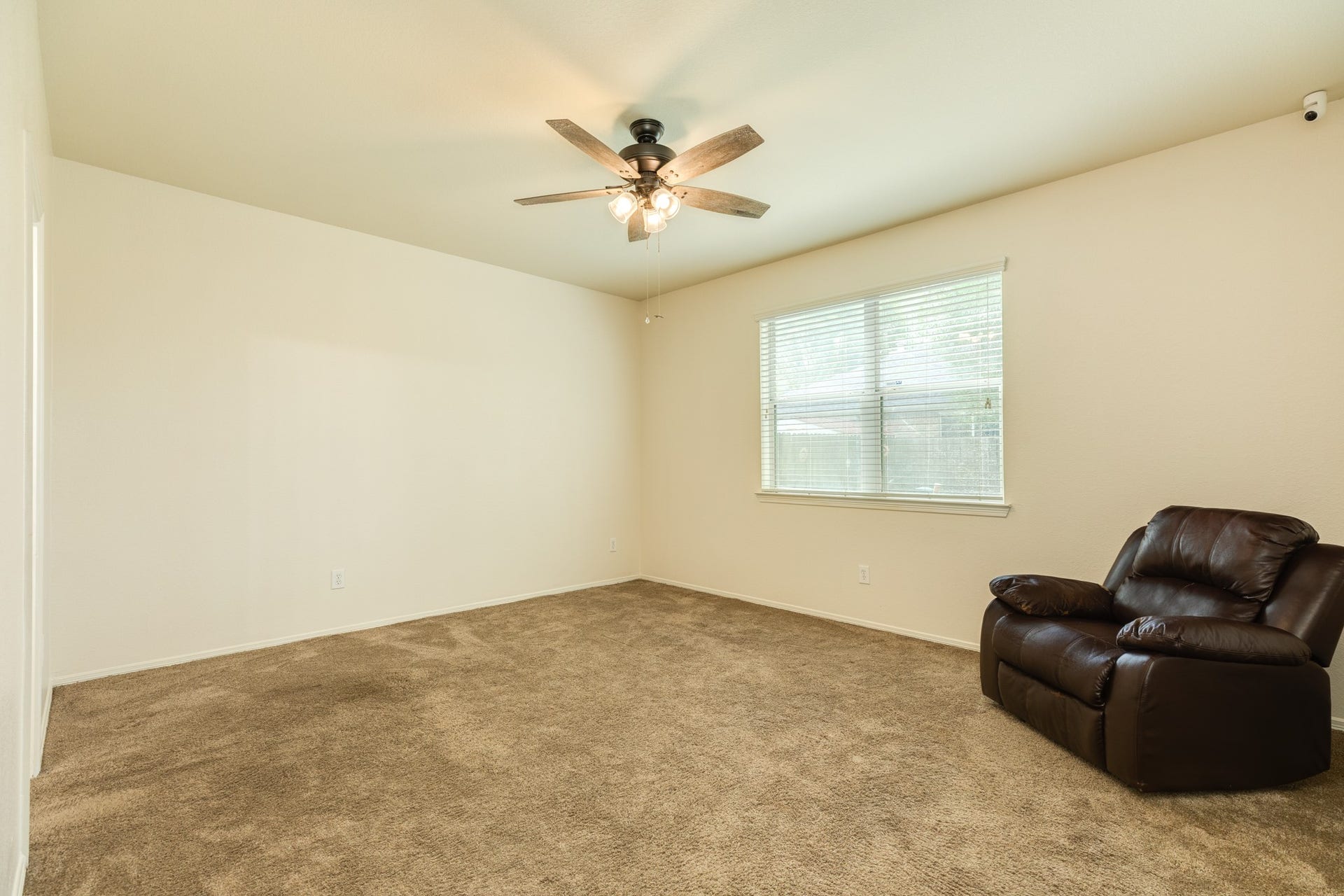 201 N Golden Oak Drive, Texas City, TX 77591 Primary bedroom located downstairs.
