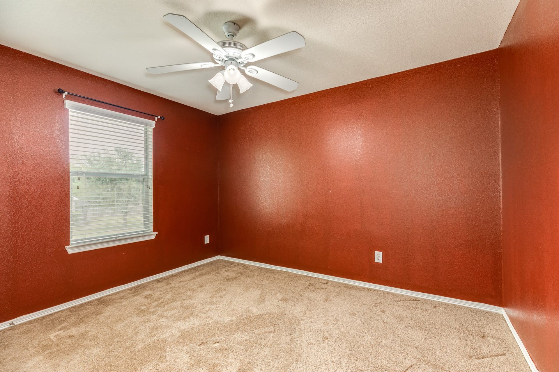 201 N Golden Oak Drive, Texas City, TX 77591 Secondary bedroom 2 - located upstairs.