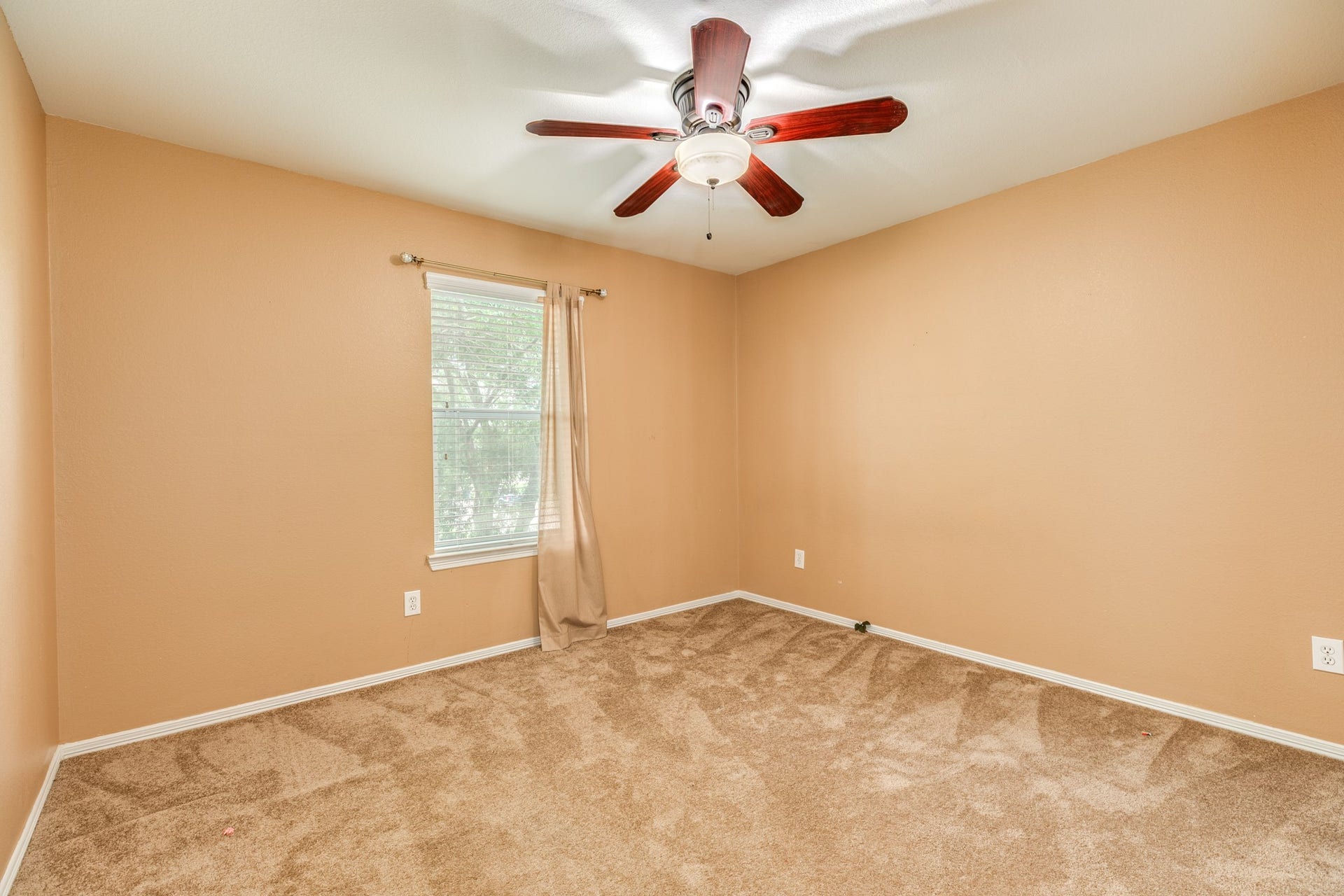 201 N Golden Oak Drive, Texas City, TX 77591 Secondary bedroom 1 - located upstairs.