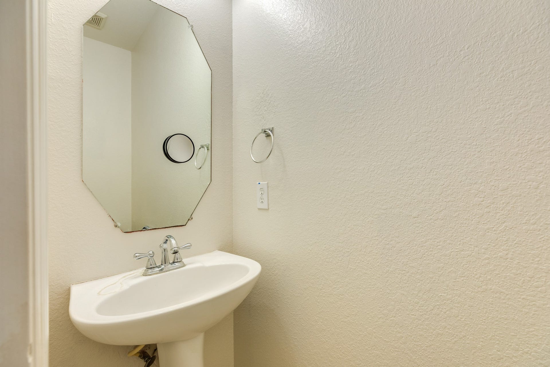 201 N Golden Oak Drive, Texas City, TX 77591 Half bath located downstairs for guests