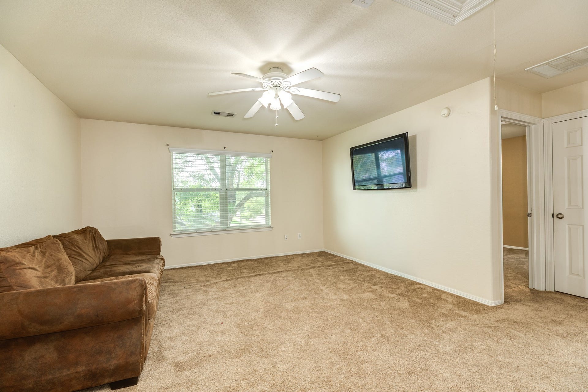 201 N Golden Oak Drive, Texas City, TX 77591 Second story flex area or second living room. Game room flex.