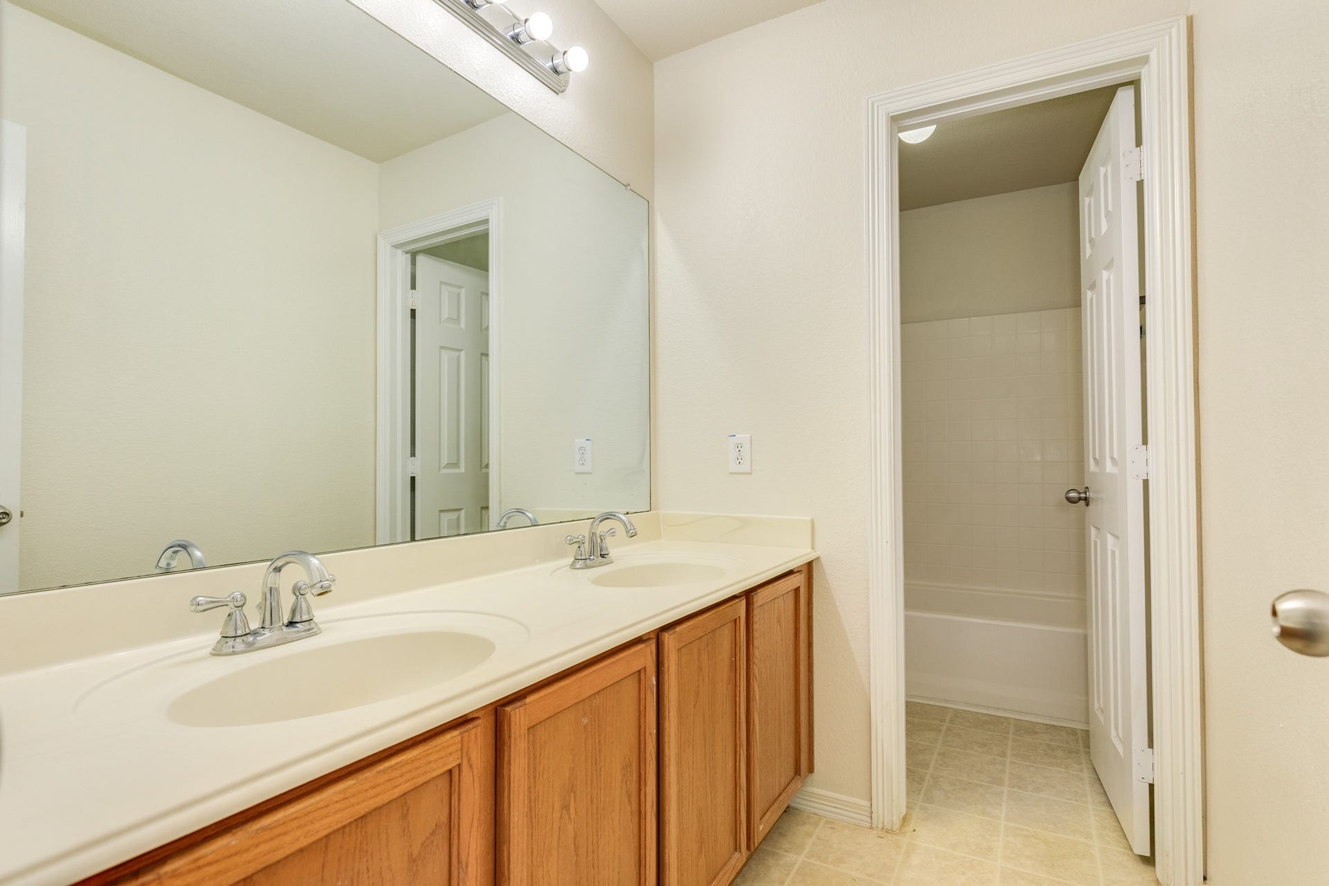 201 N Golden Oak Drive, Texas City, TX 77591 Dual sinks and spacious bathroom for the upstairs bedrooms.