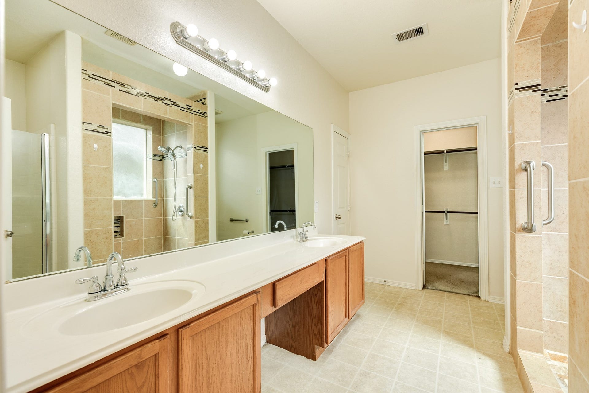 201 N Golden Oak Drive, Texas City, TX 77591 Dual vanities in the primary bathroom.