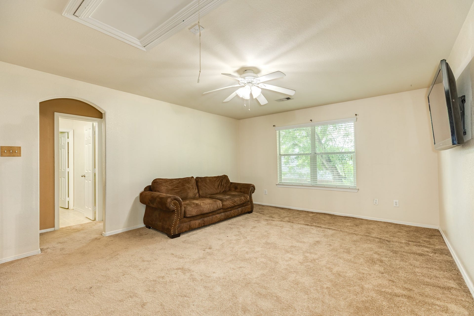 201 N Golden Oak Drive, Texas City, TX 77591 Second story flex area/ living room or game room area.