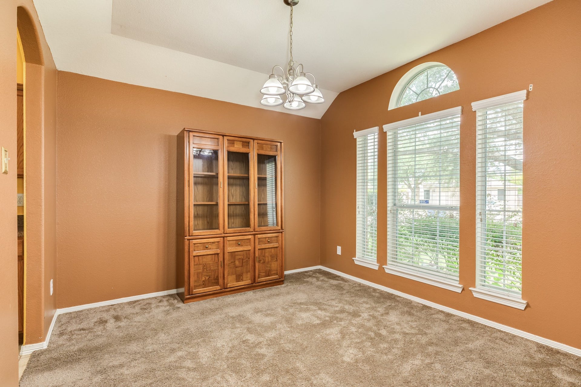 201 N Golden Oak Drive, Texas City, TX 77591 Formal dining.