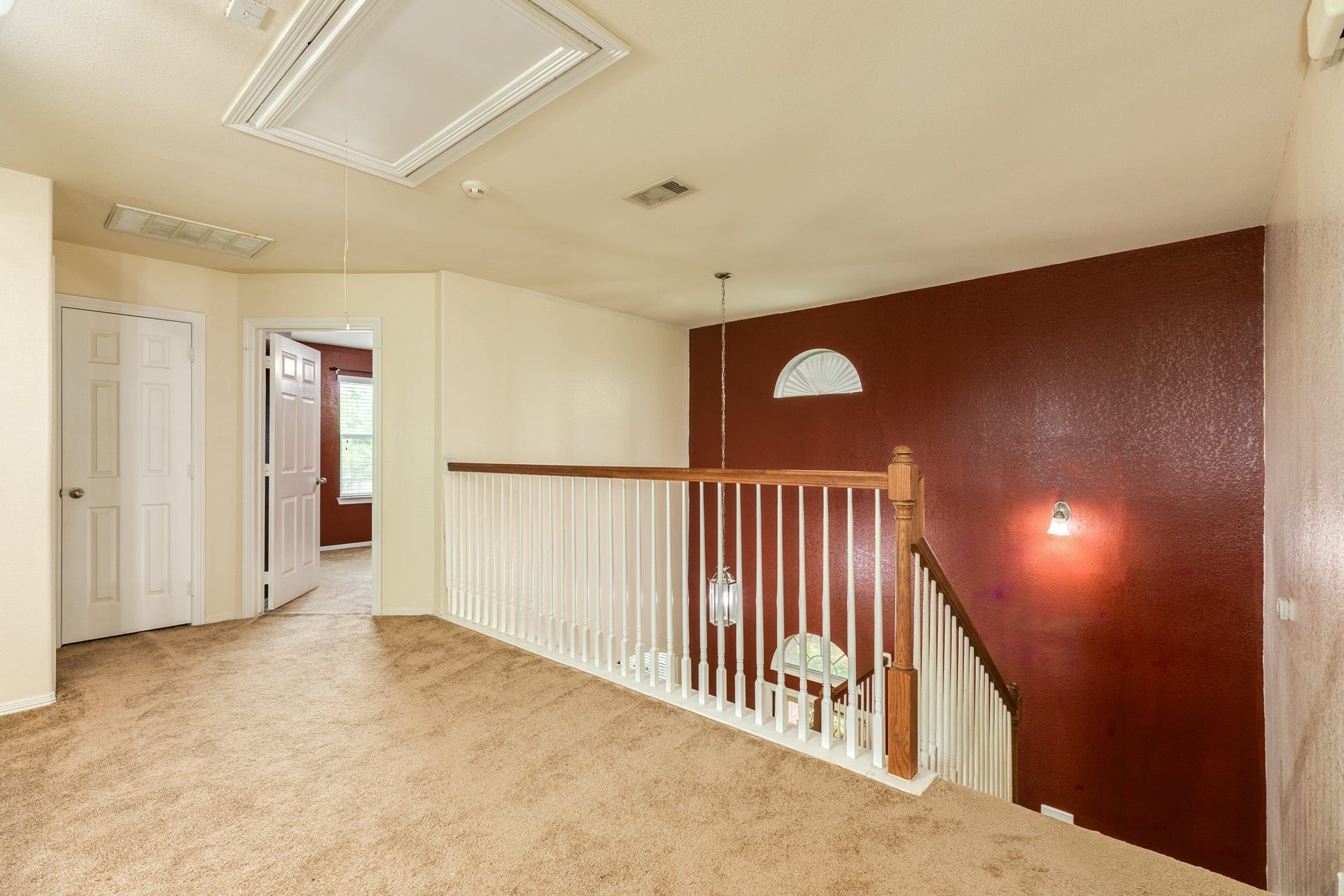 201 N Golden Oak Drive, Texas City, TX 77591 Two story entry way opens up to the upstairs second living room.