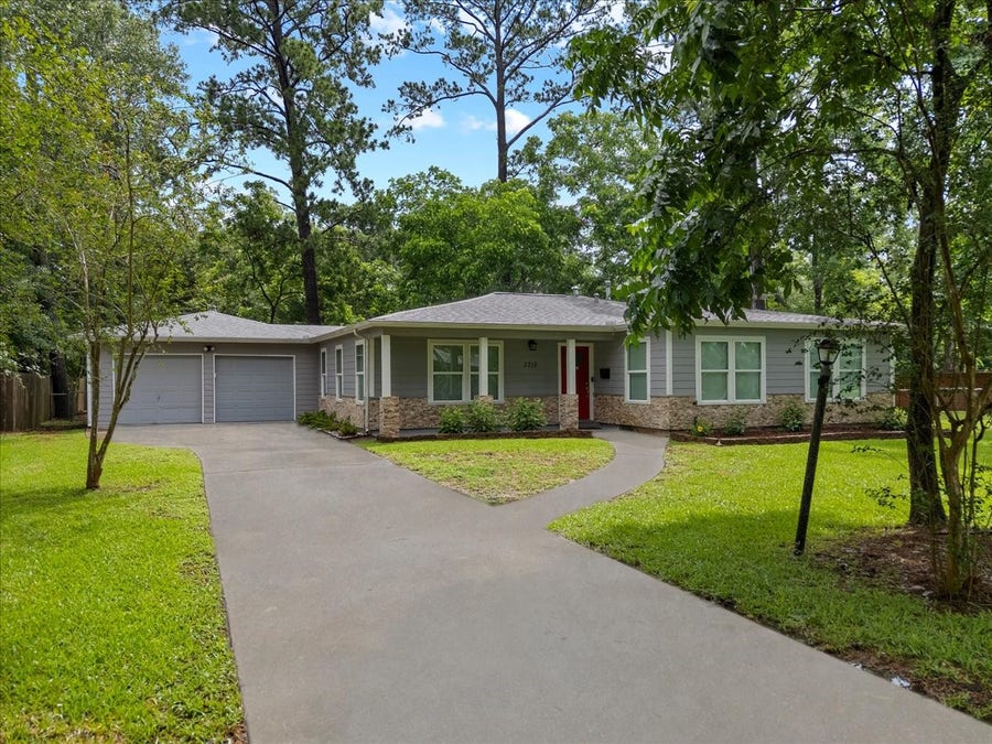 Property photo for 3715 Bayou Circle, Dickinson, TX