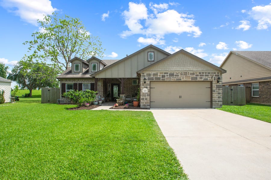 Property photo for 233 Twin Lakes Boulevard, West Columbia, TX