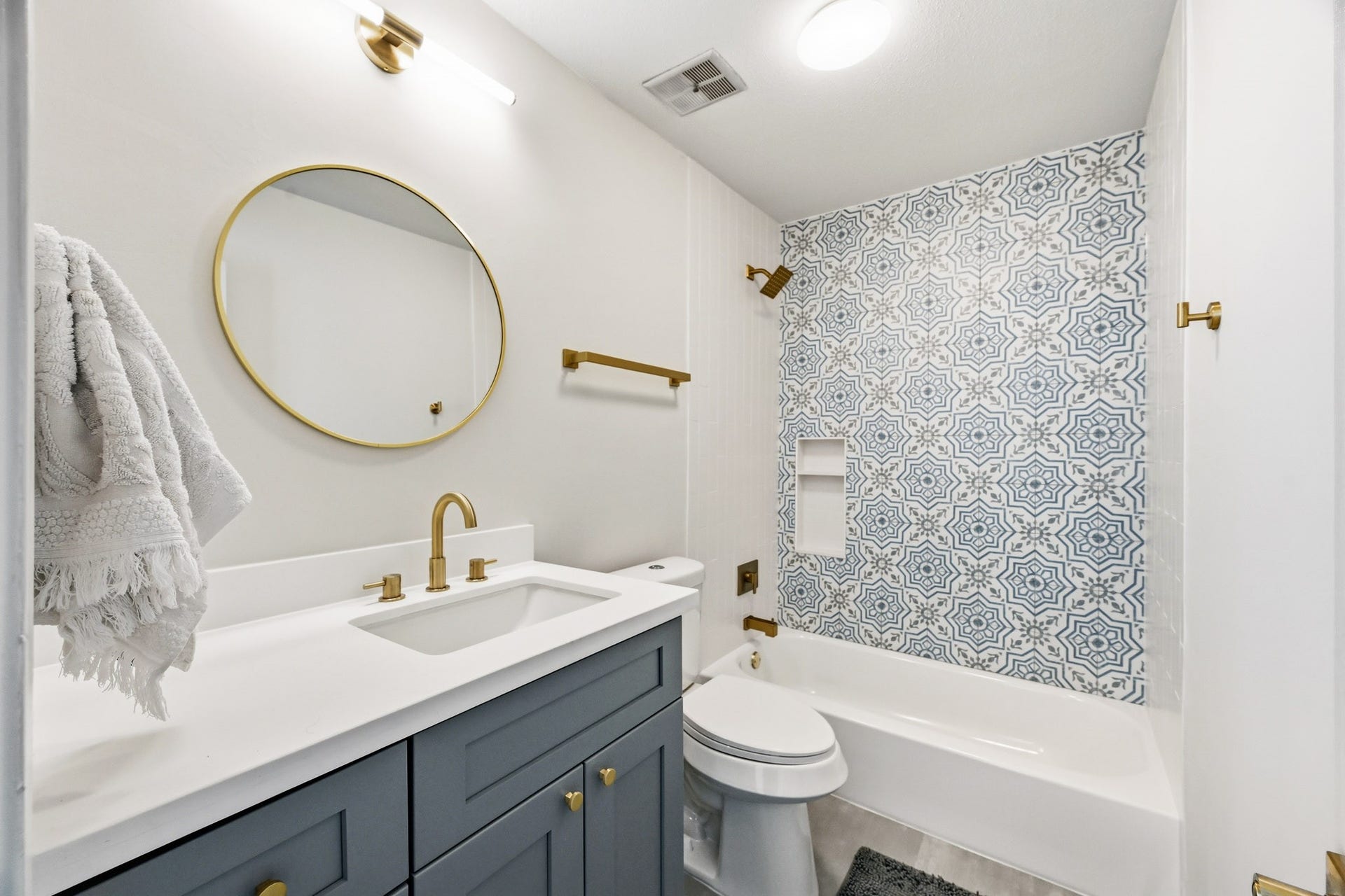 1116 Bering Drive, #25, Houston, TX 77057 Secondary Bathroom (ensuite)