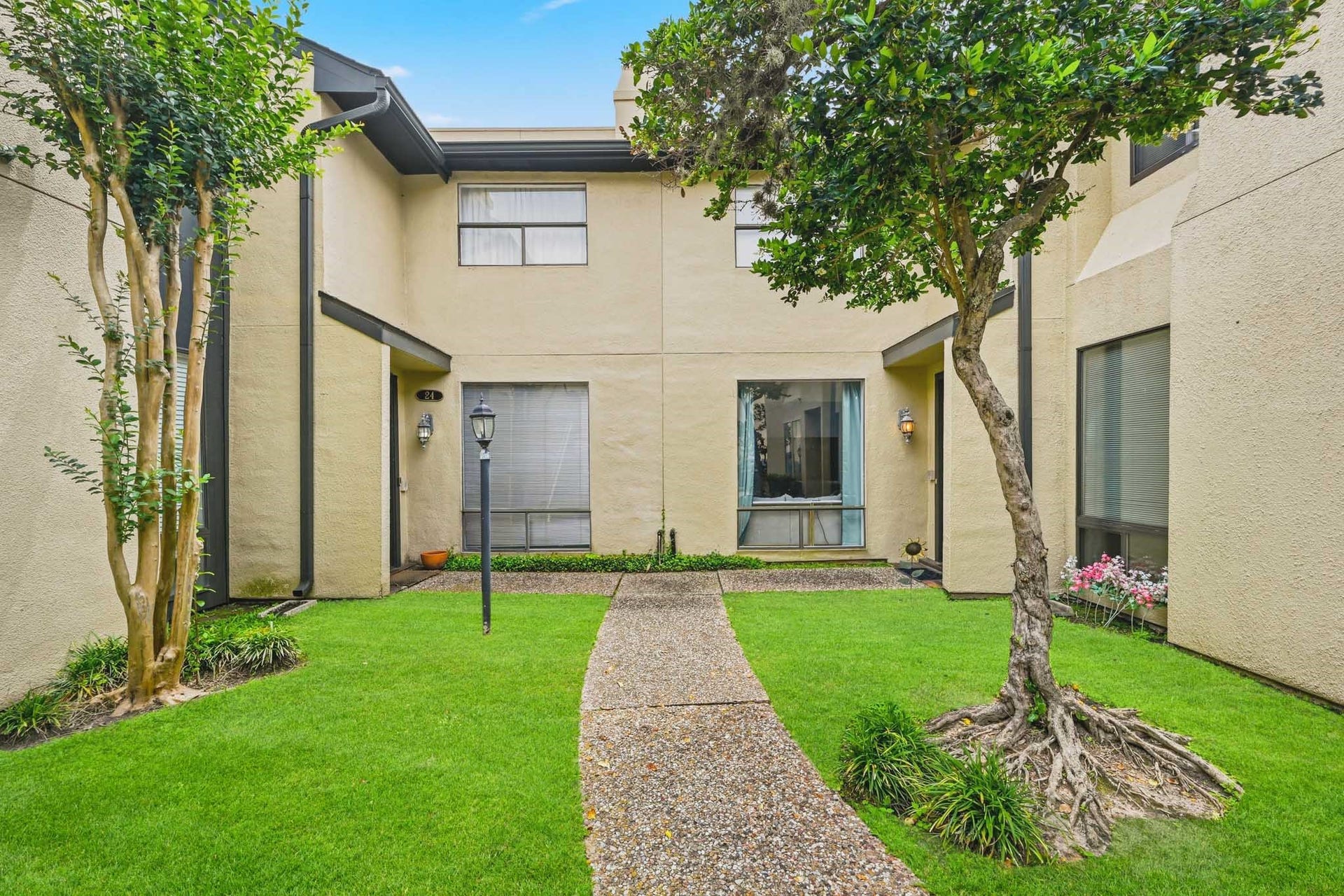 1116 Bering Drive, #25, Houston, TX 77057 Exterior Front