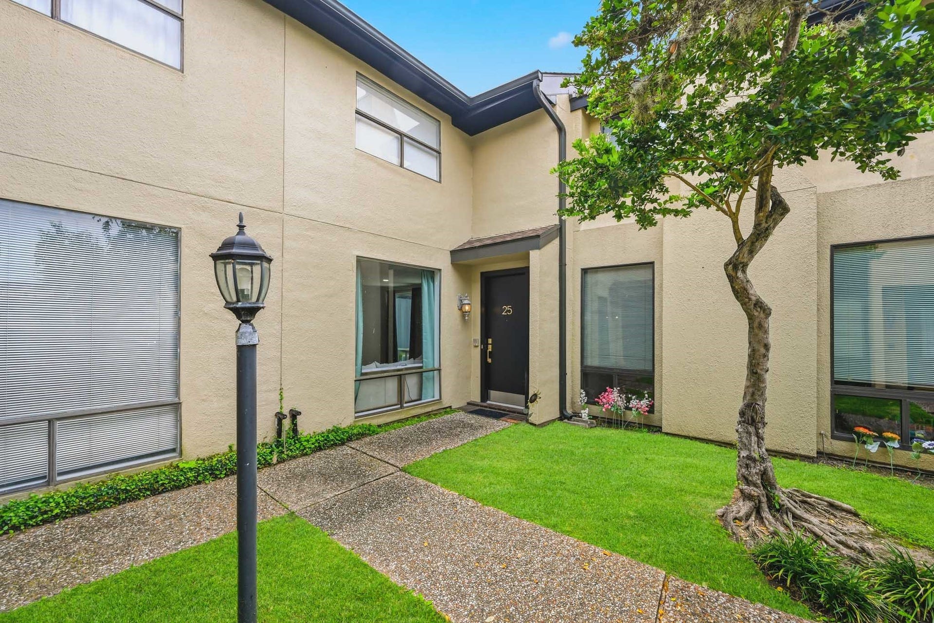 1116 Bering Drive, #25, Houston, TX 77057 Exterior Front
