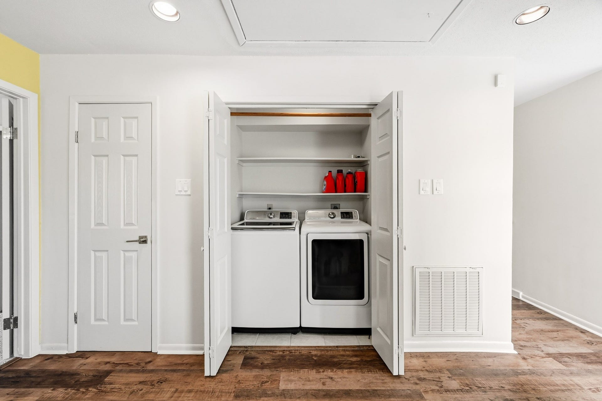 1116 Bering Drive, #25, Houston, TX 77057 Laundry Closet (upstairs)