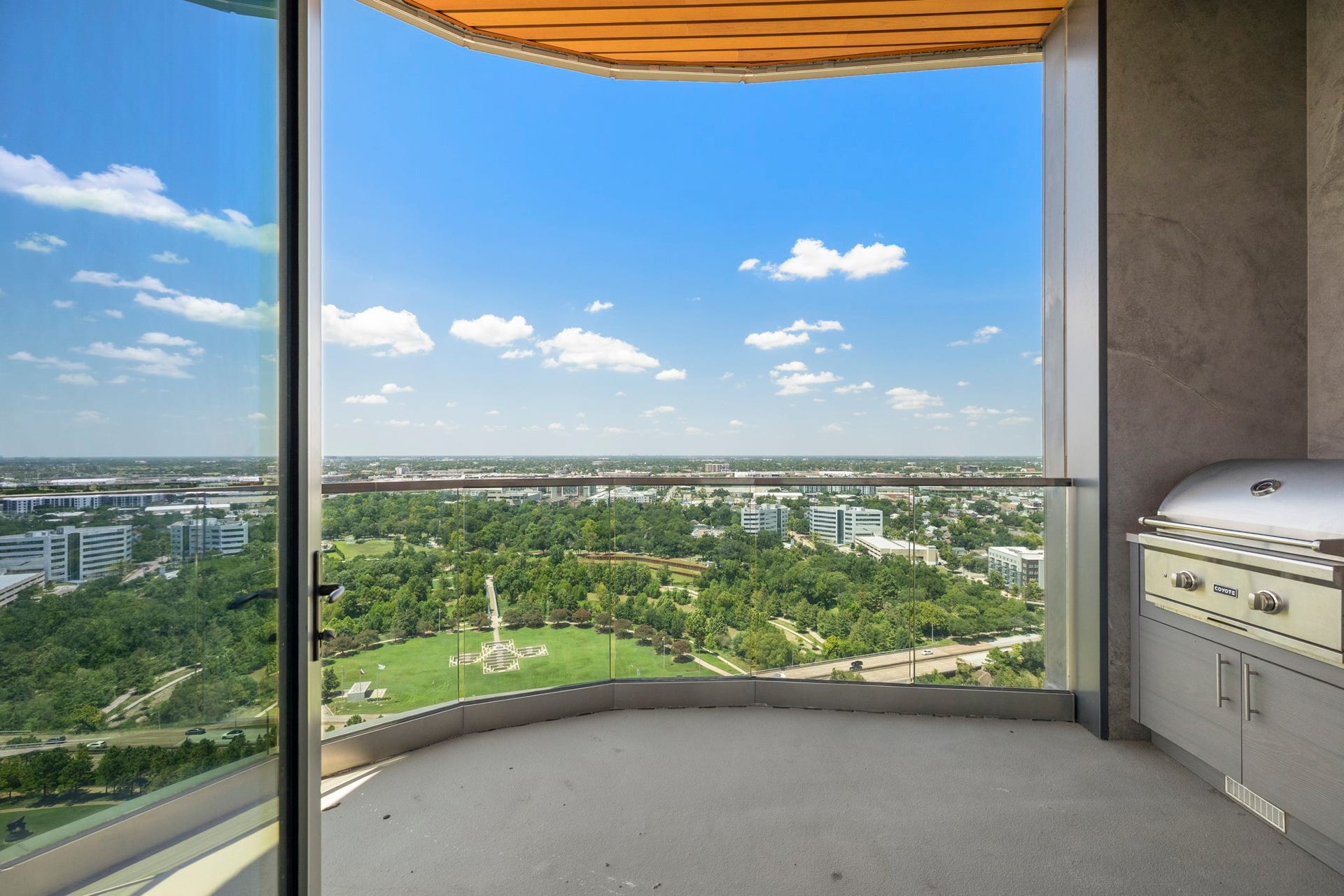 1711 Allen Parkway, #2001, Houston, TX 77019 Covered Patio
