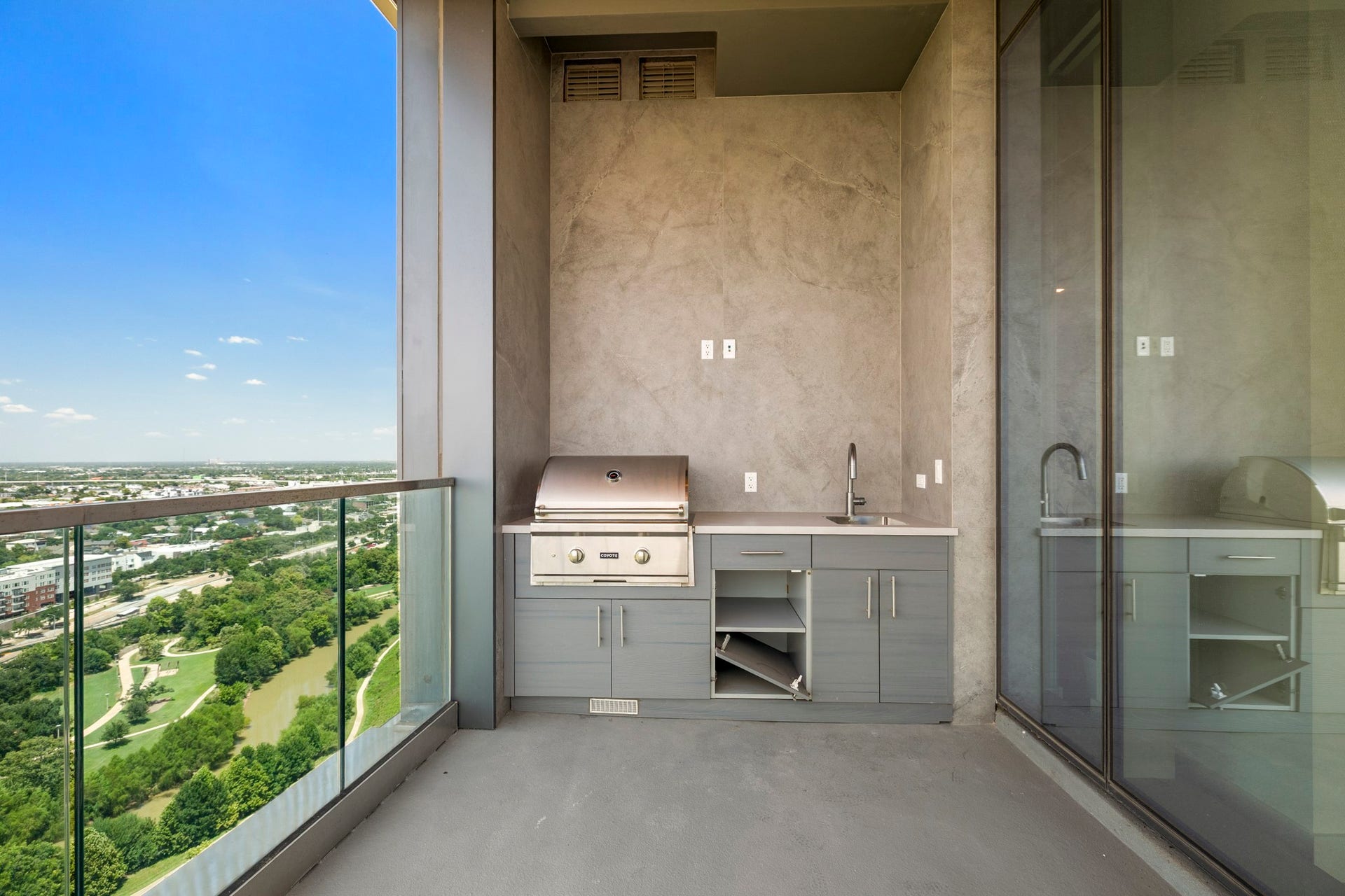 1711 Allen Parkway, #2001, Houston, TX 77019 Covered Patio