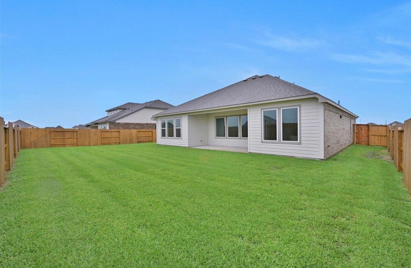 3306 Salton Sea Drive, Texas City, TX 77568 backyard
