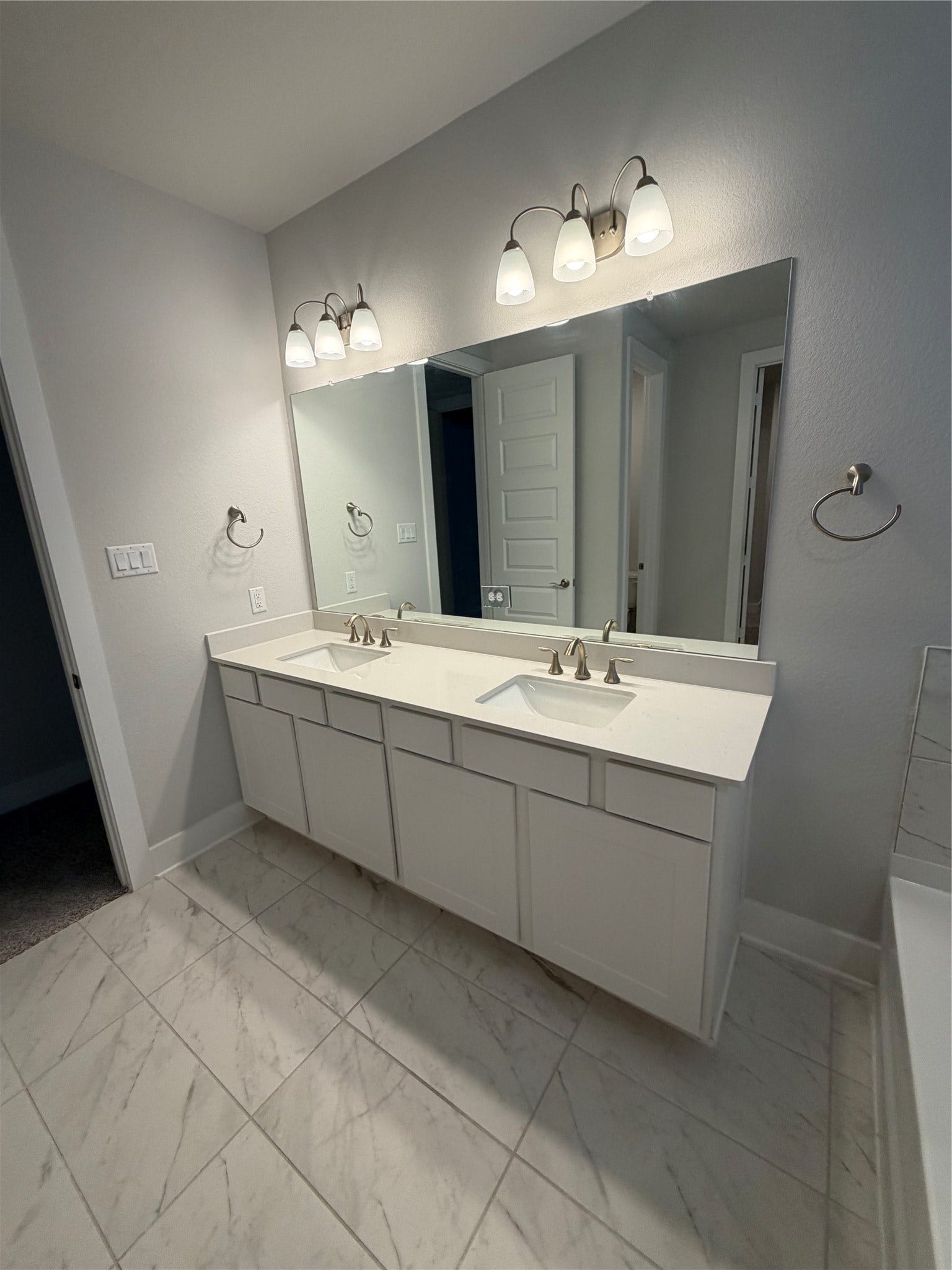 3306 Salton Sea Drive, Texas City, TX 77568 Primary bathroom