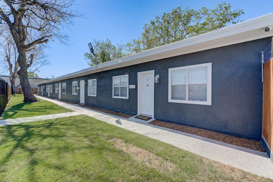 Property photo for 905 E Fayle Street, Baytown, TX