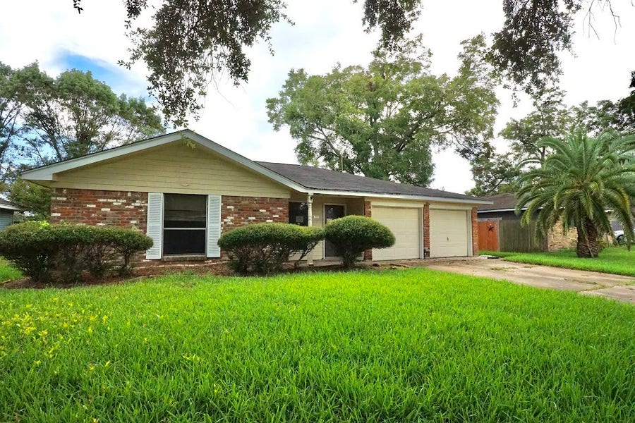 Property photo for 324 Pine Street, Lake Jackson, TX