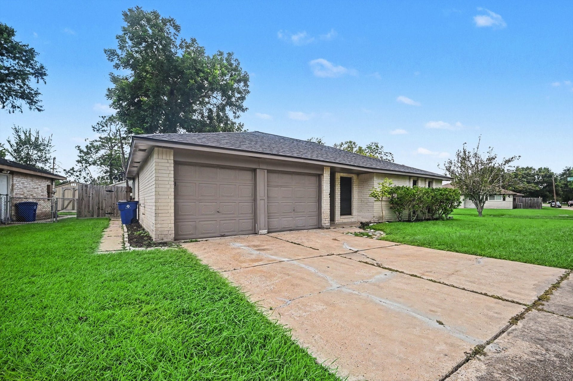 300 Castlelake Drive, Friendswood, TX 77546 300 Castlelake Drive, Friendswood, TX 77546
