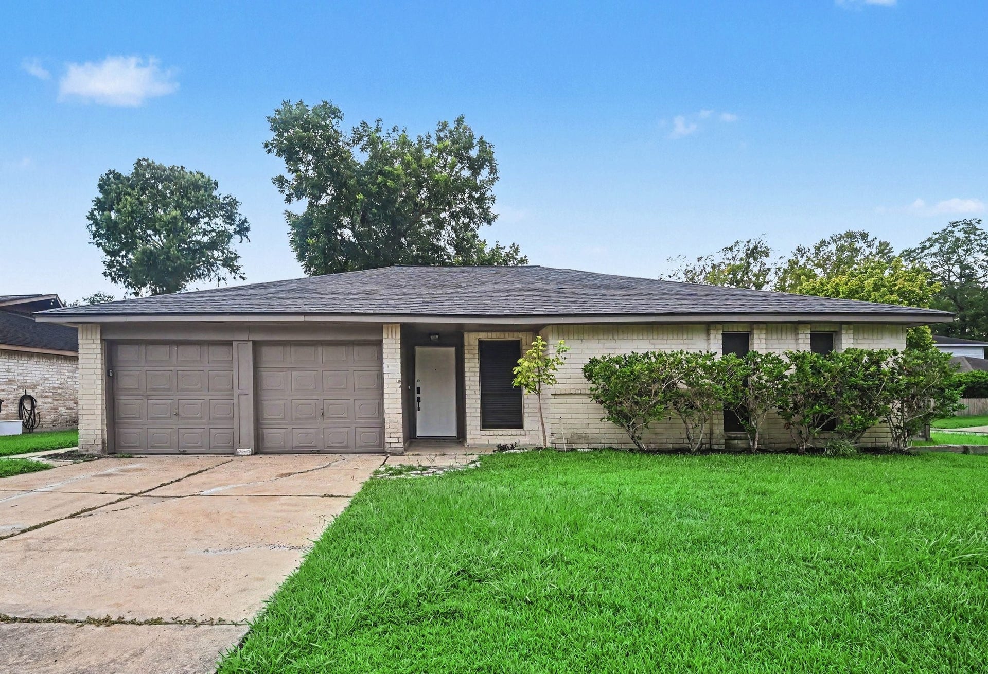300 Castlelake Drive, Friendswood, TX 77546 300 Castlelake Drive, Friendswood, TX 77546