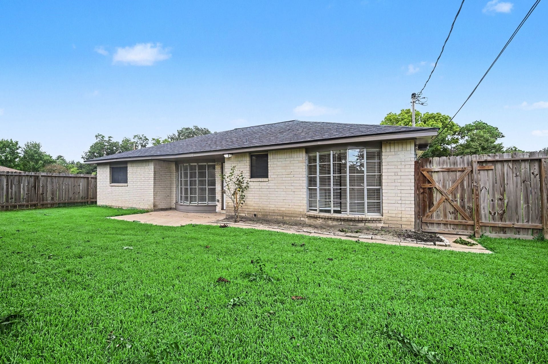 300 Castlelake Drive, Friendswood, TX 77546 300 Castlelake Drive, Friendswood, TX 77546