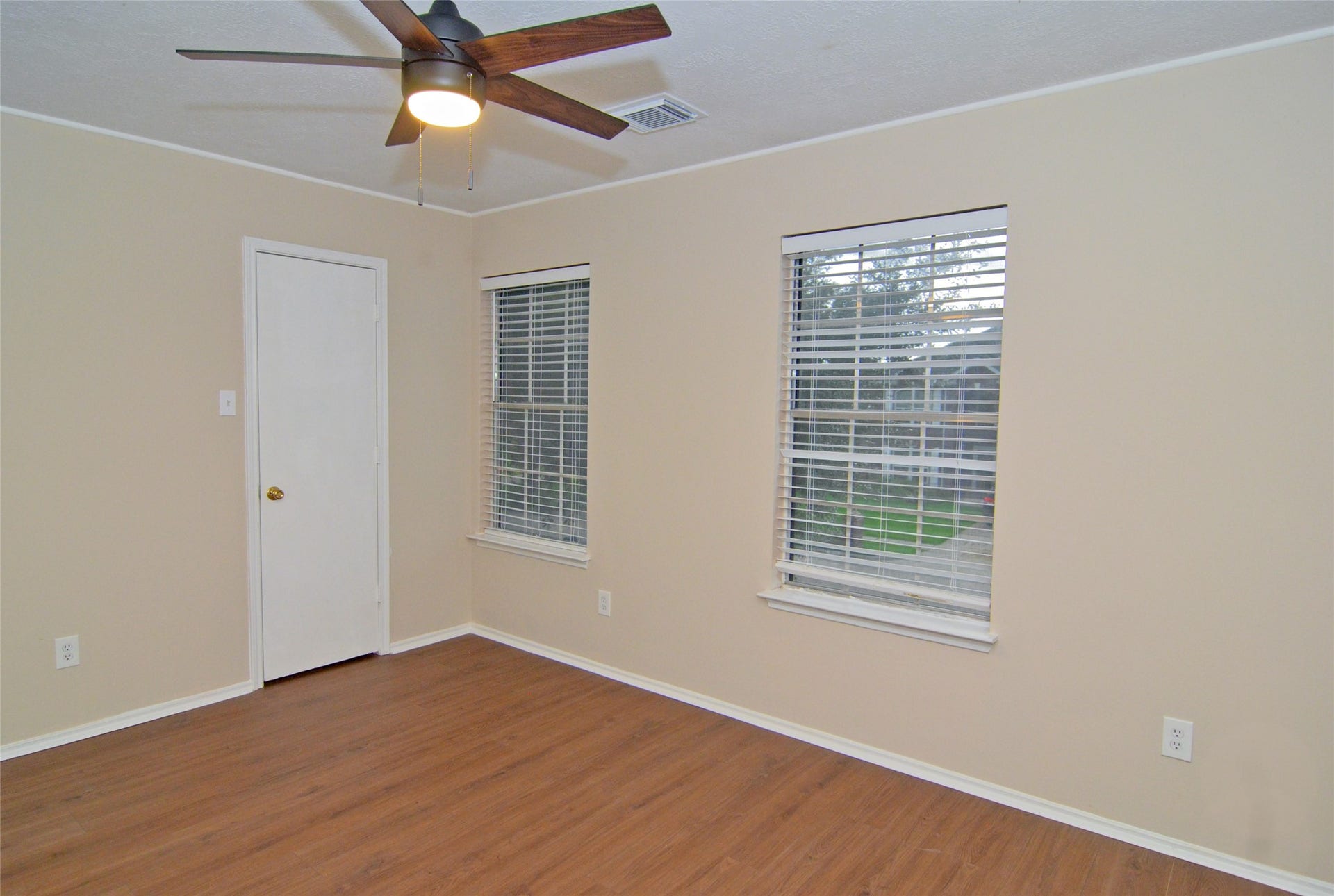 2nd Bedroom/walk in closet