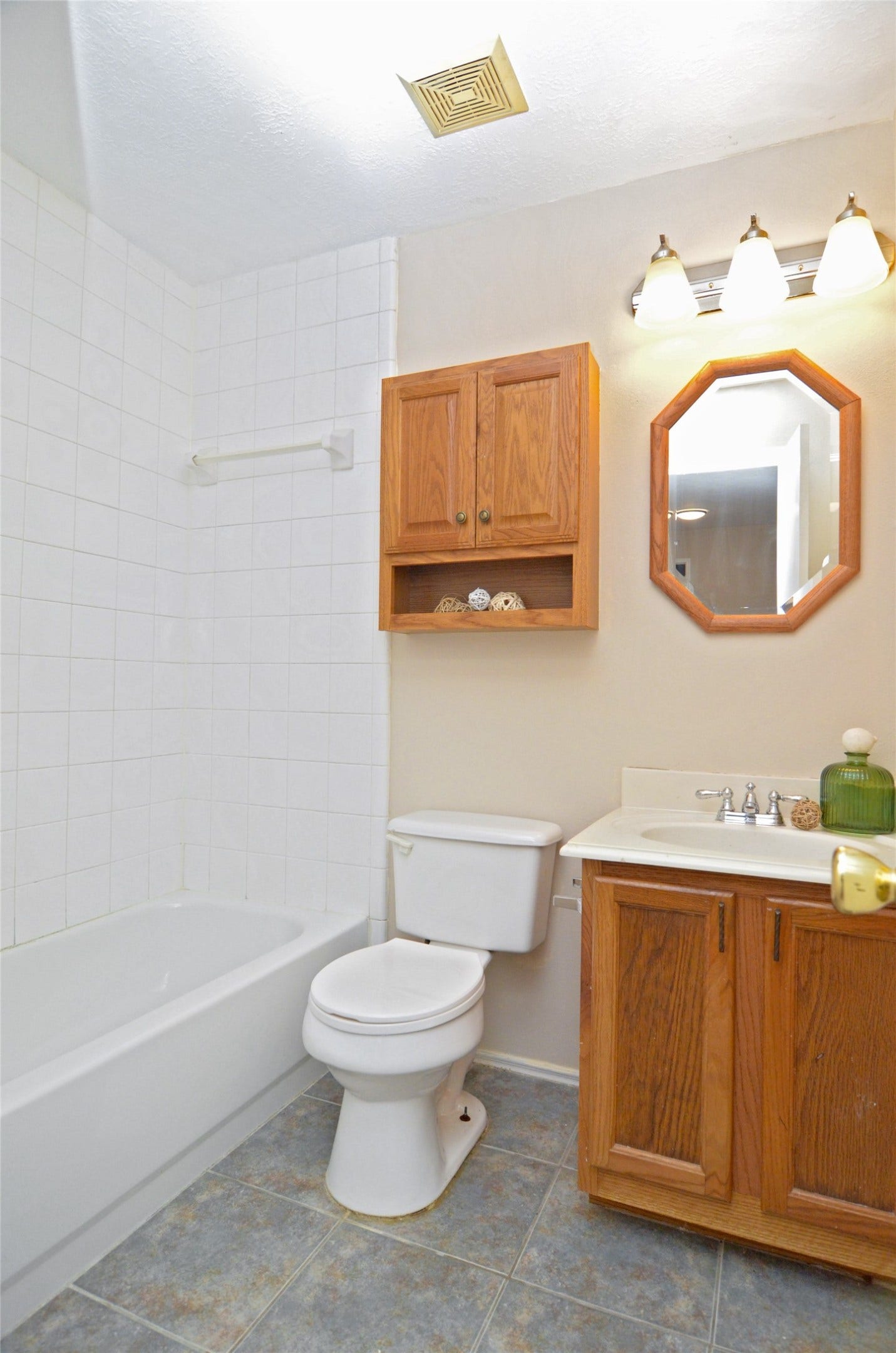 Upstairs bath, tub/shower combo