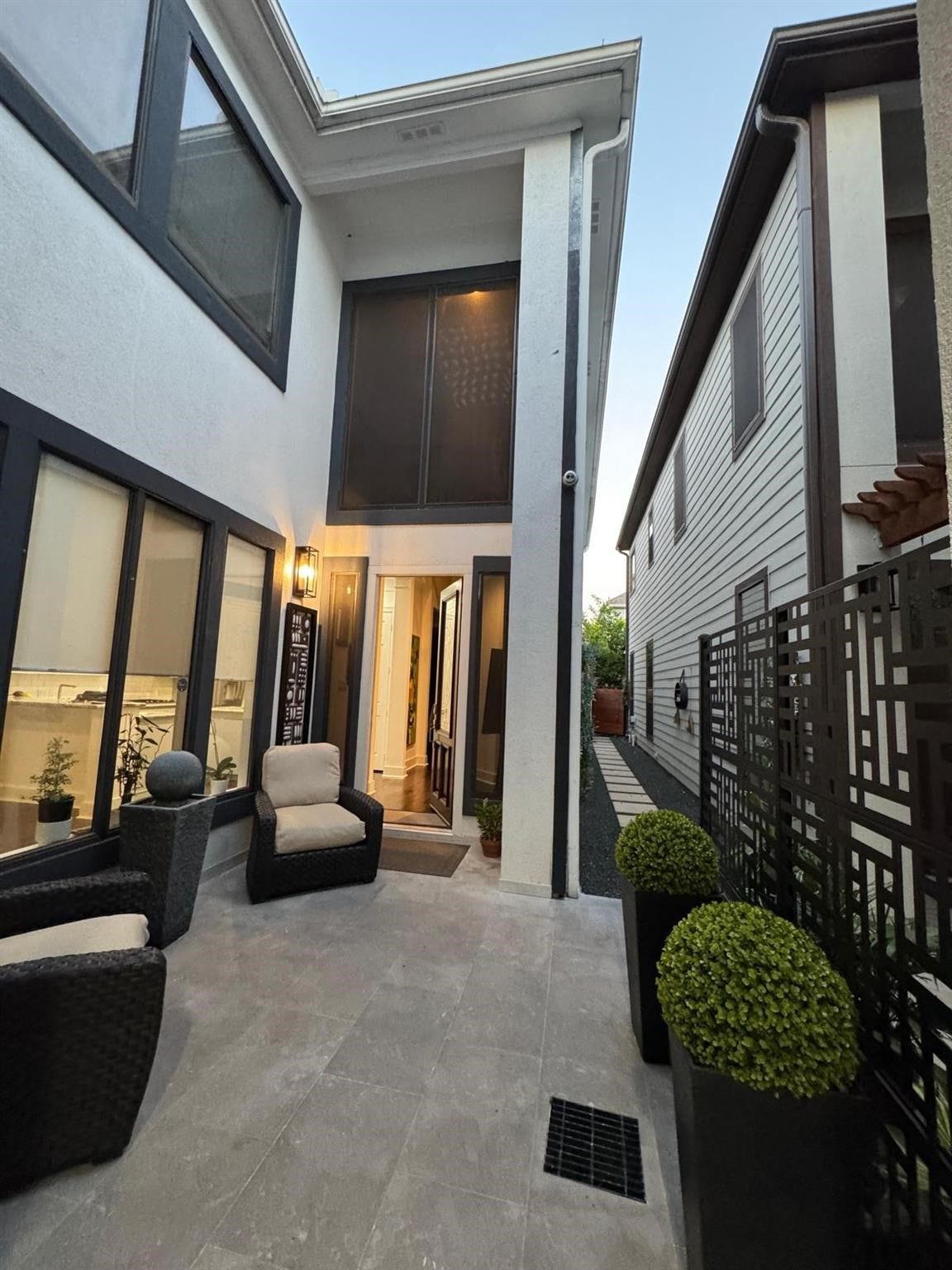 824 Birdsall Street, Houston, TX 77007 Entryway / Courtyard