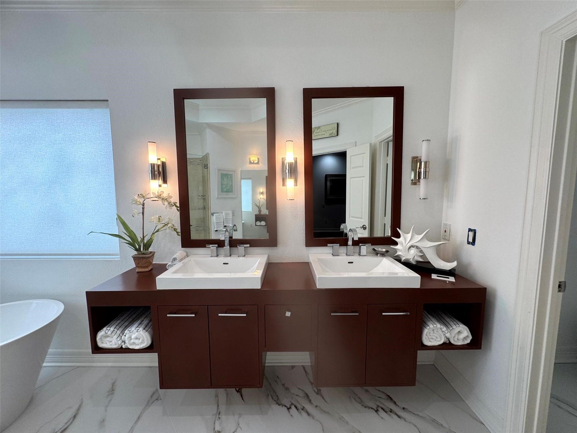 824 Birdsall Street, Houston, TX 77007 Primary Bathroom - Dual Sinks