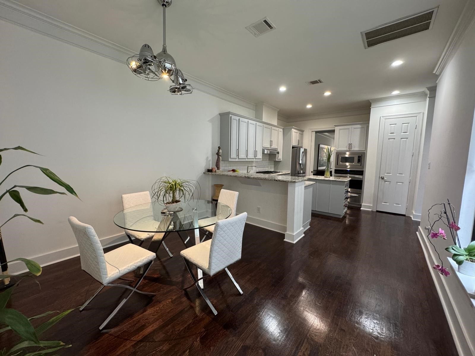 824 Birdsall Street, Houston, TX 77007 Kitchen / Breakfast Area