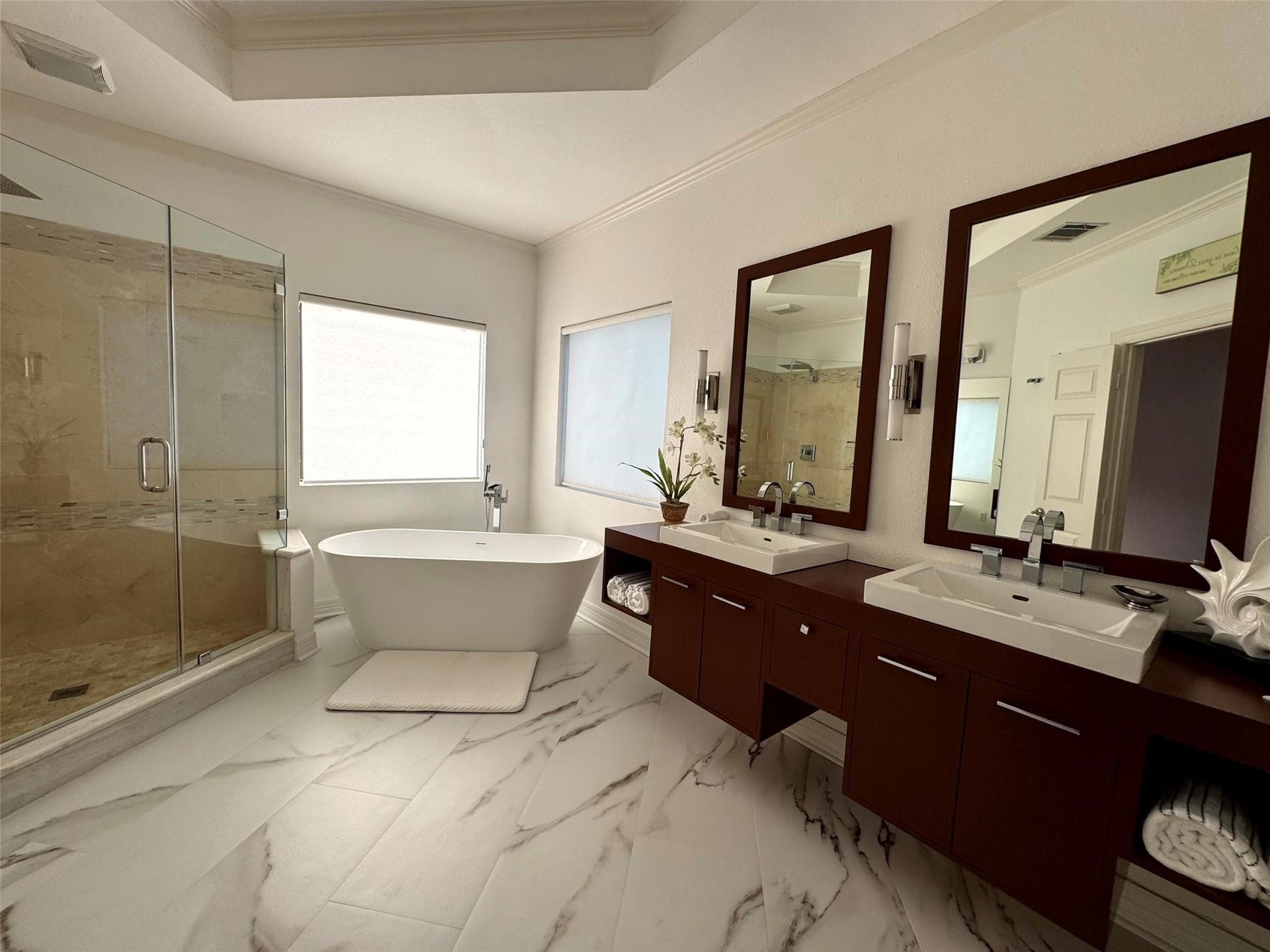 824 Birdsall Street, Houston, TX 77007 Primary Bathroom - Vanity Area