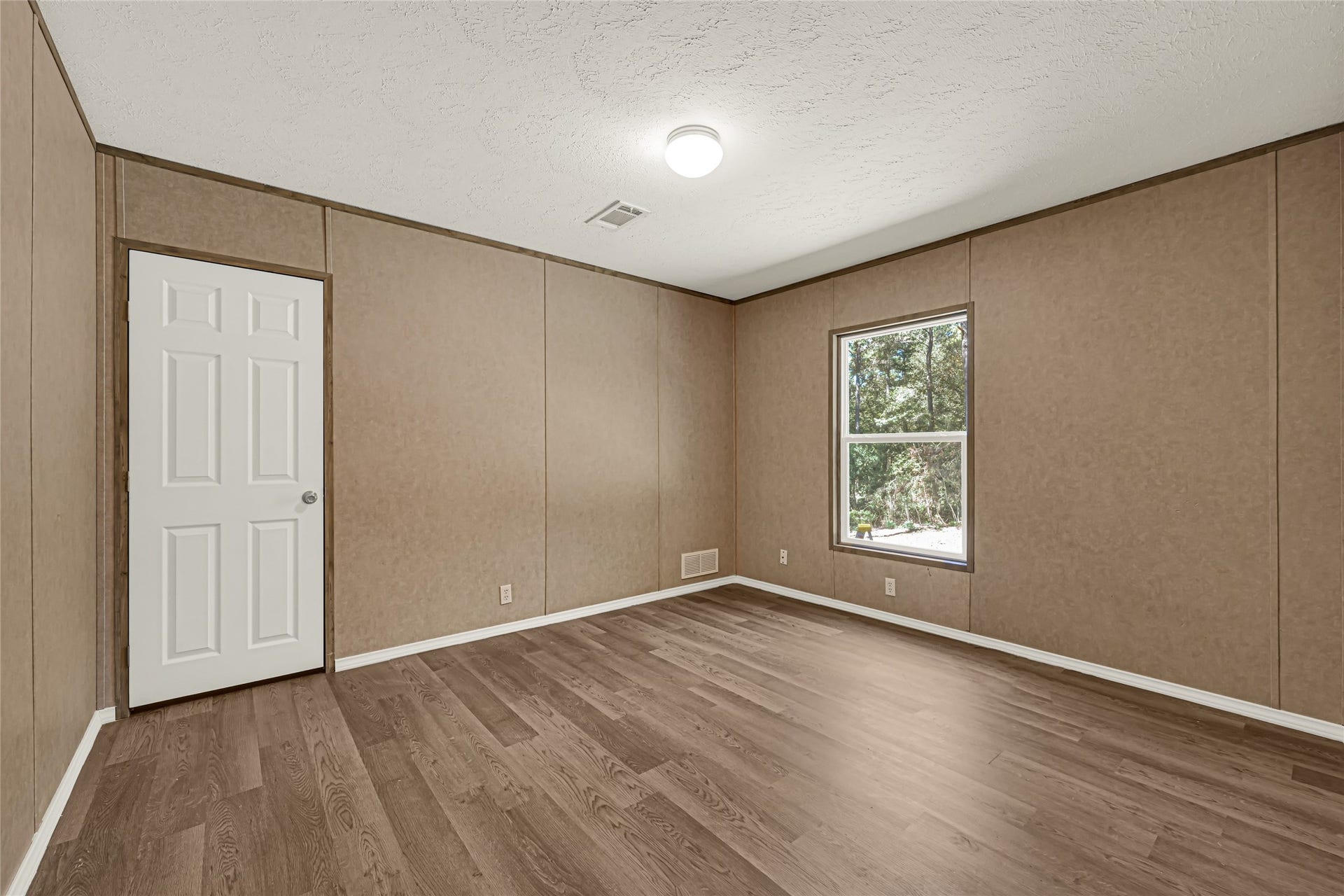 10506 Settlers Crossing, Conroe, TX 77303 Spacious Secondary bedroom with warm wood flooring,