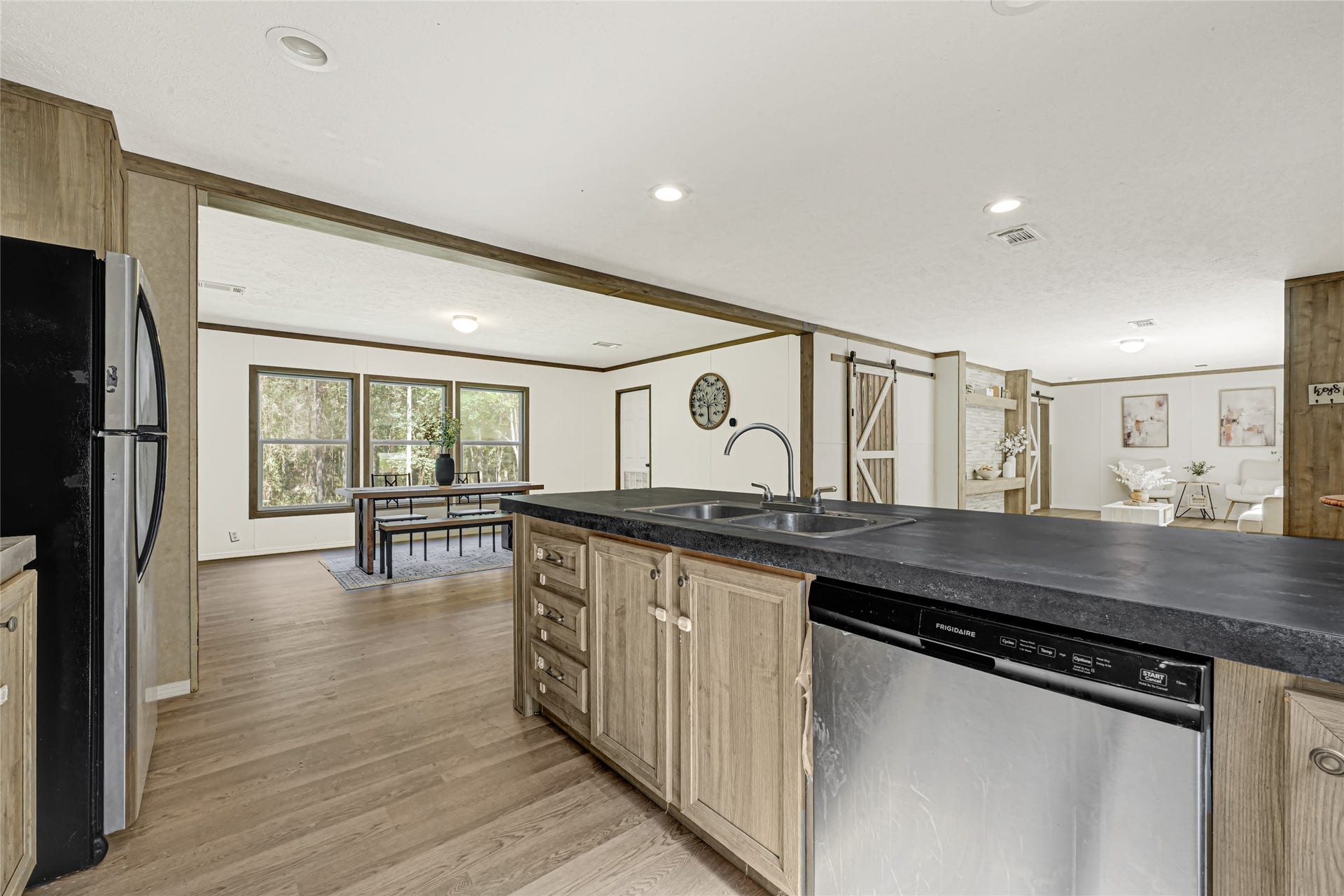 10506 Settlers Crossing, Conroe, TX 77303 Modern appliances, sleek countertops.