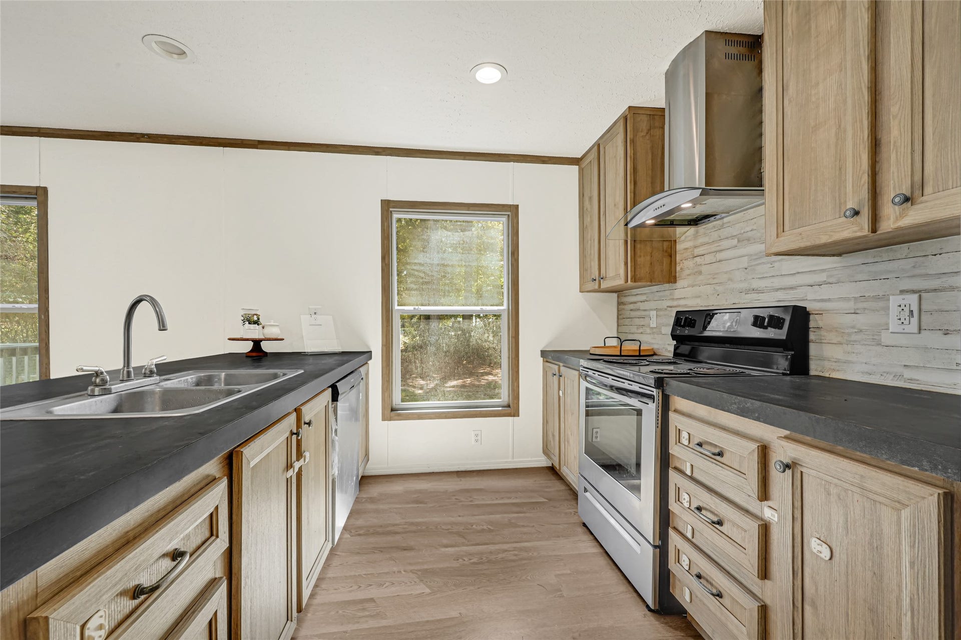 10506 Settlers Crossing, Conroe, TX 77303 Ample natural light and cabinet storage.