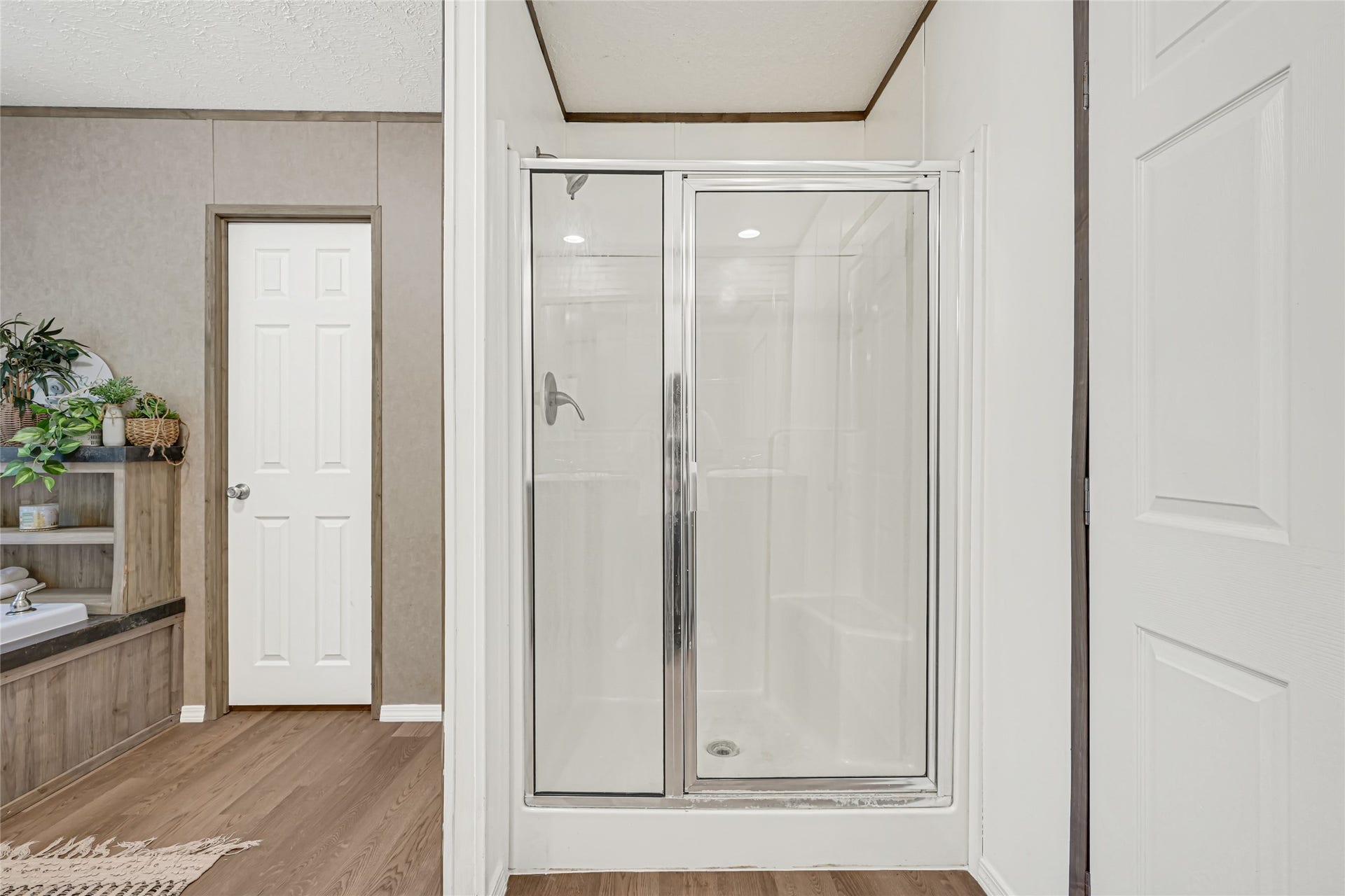 10506 Settlers Crossing, Conroe, TX 77303 Shower for more convinience.