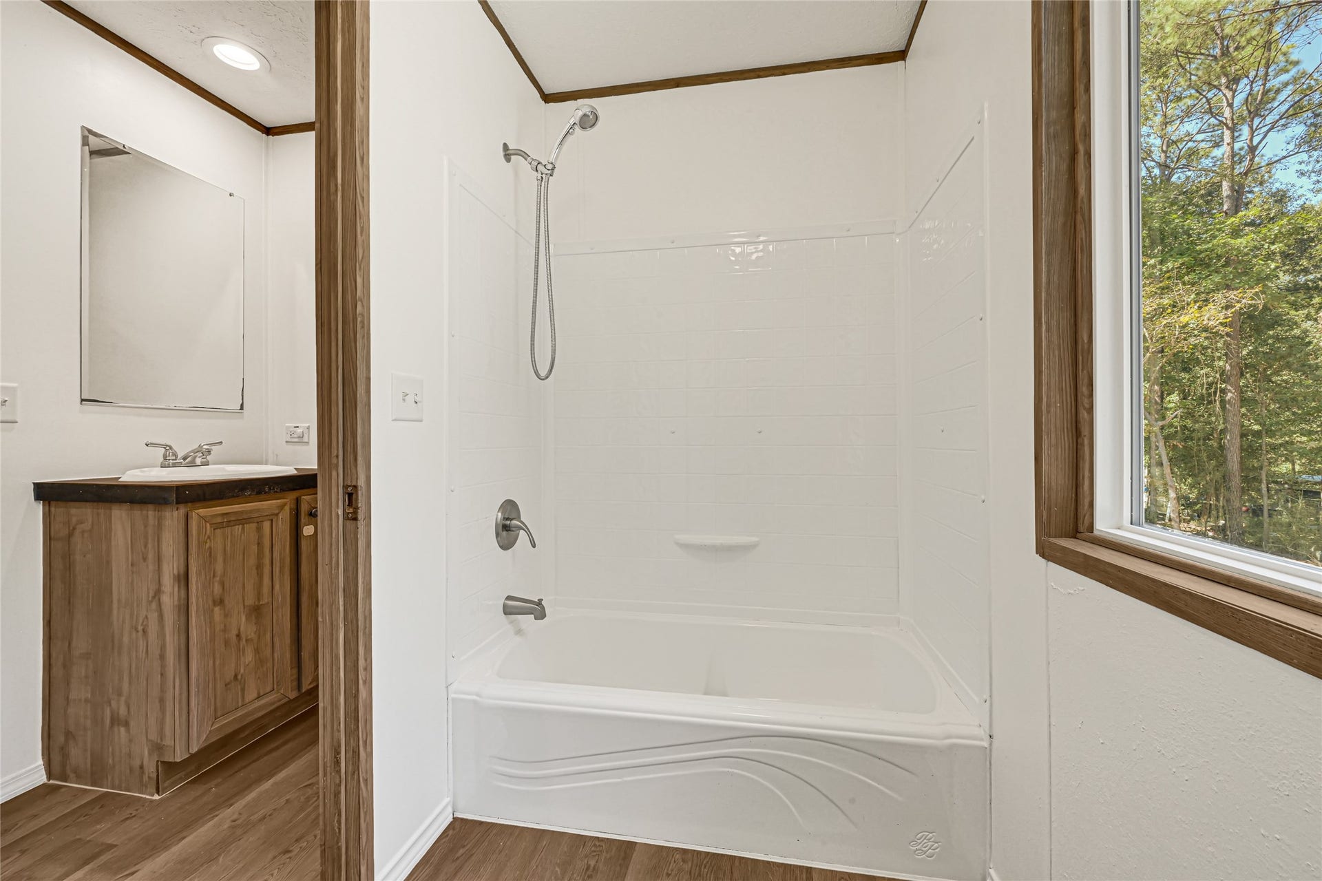 10506 Settlers Crossing, Conroe, TX 77303 Secondary bathroom tub.