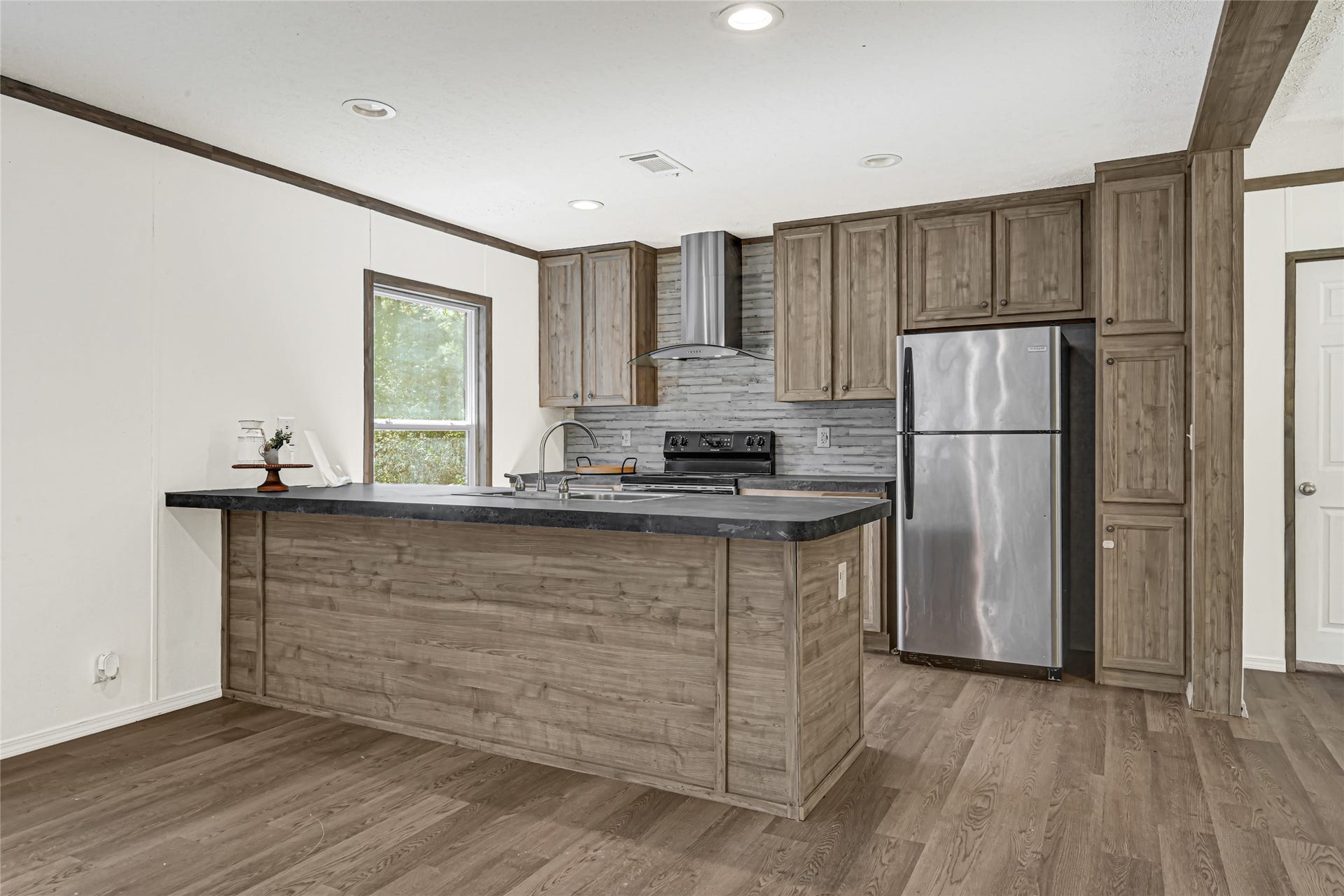 10506 Settlers Crossing, Conroe, TX 77303 Complemented by warm wood finishes and a convenient breakfast bar.