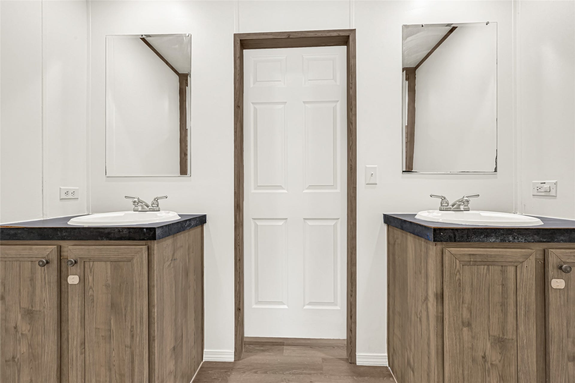 10506 Settlers Crossing, Conroe, TX 77303 Secondary bathroom with double vanities.