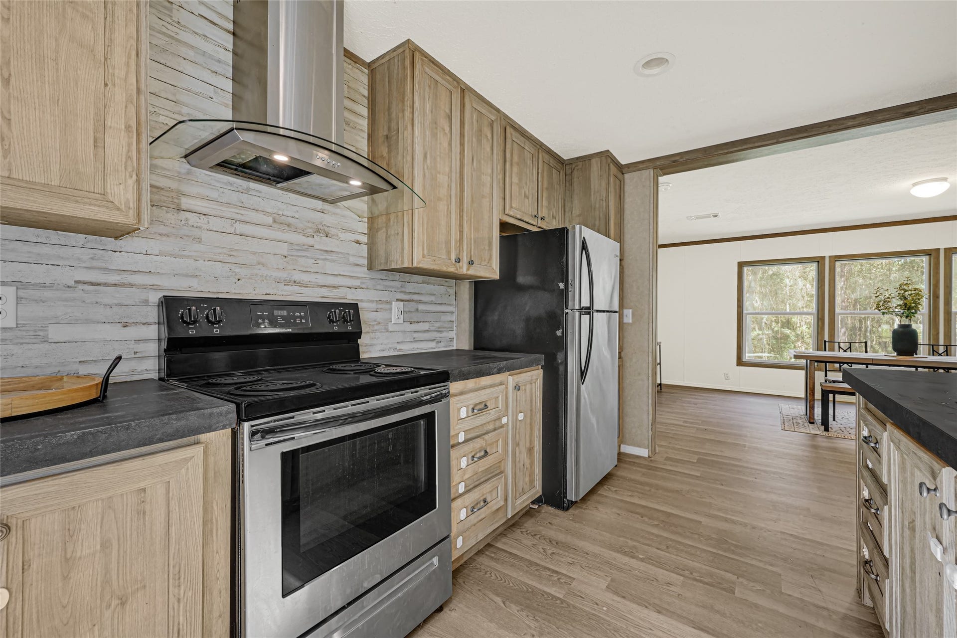 10506 Settlers Crossing, Conroe, TX 77303 Spacious open-concept kitchen.