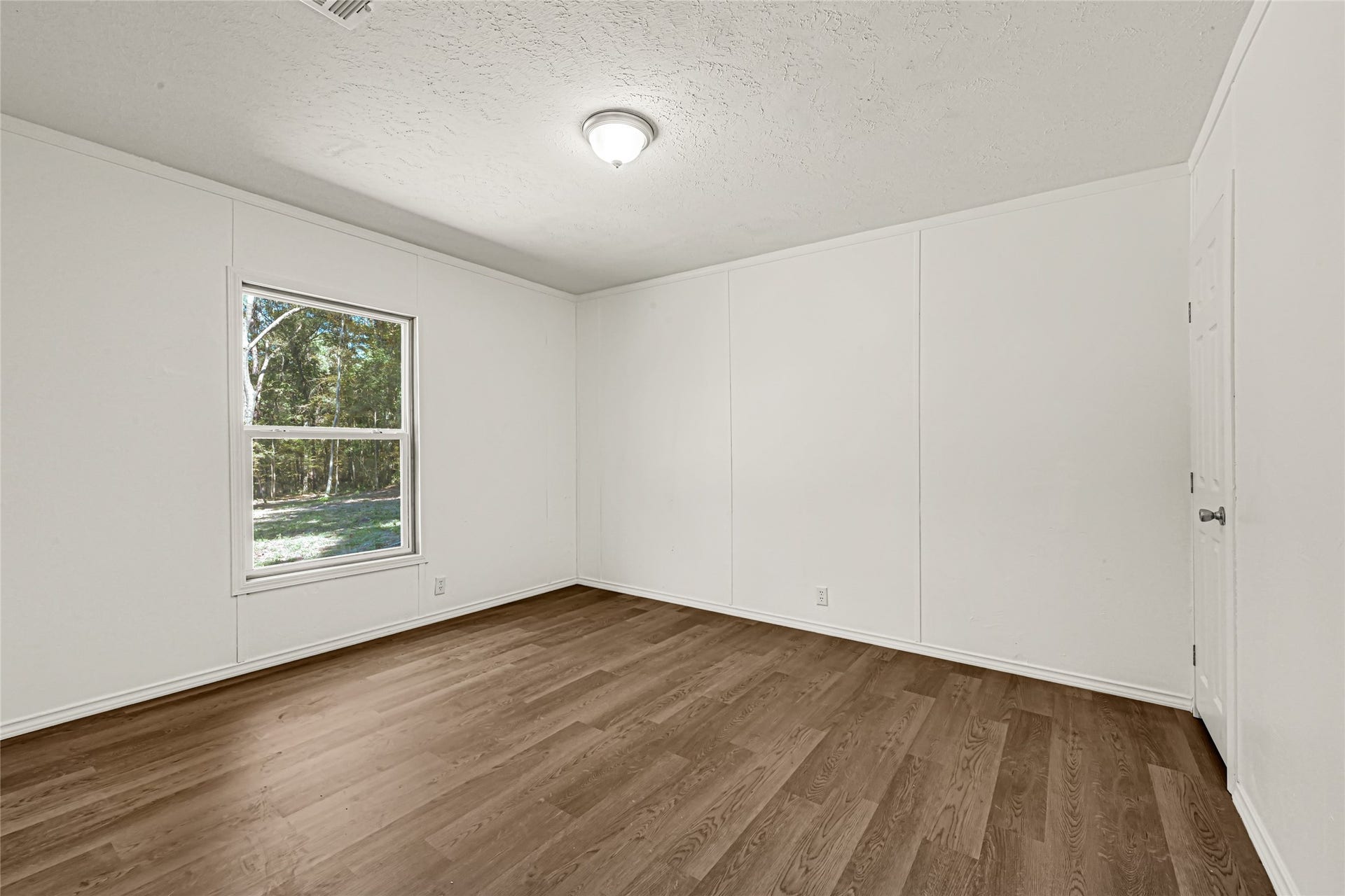 10506 Settlers Crossing, Conroe, TX 77303 Spacious and inviting Fourth-bedroom with abundant natural light,