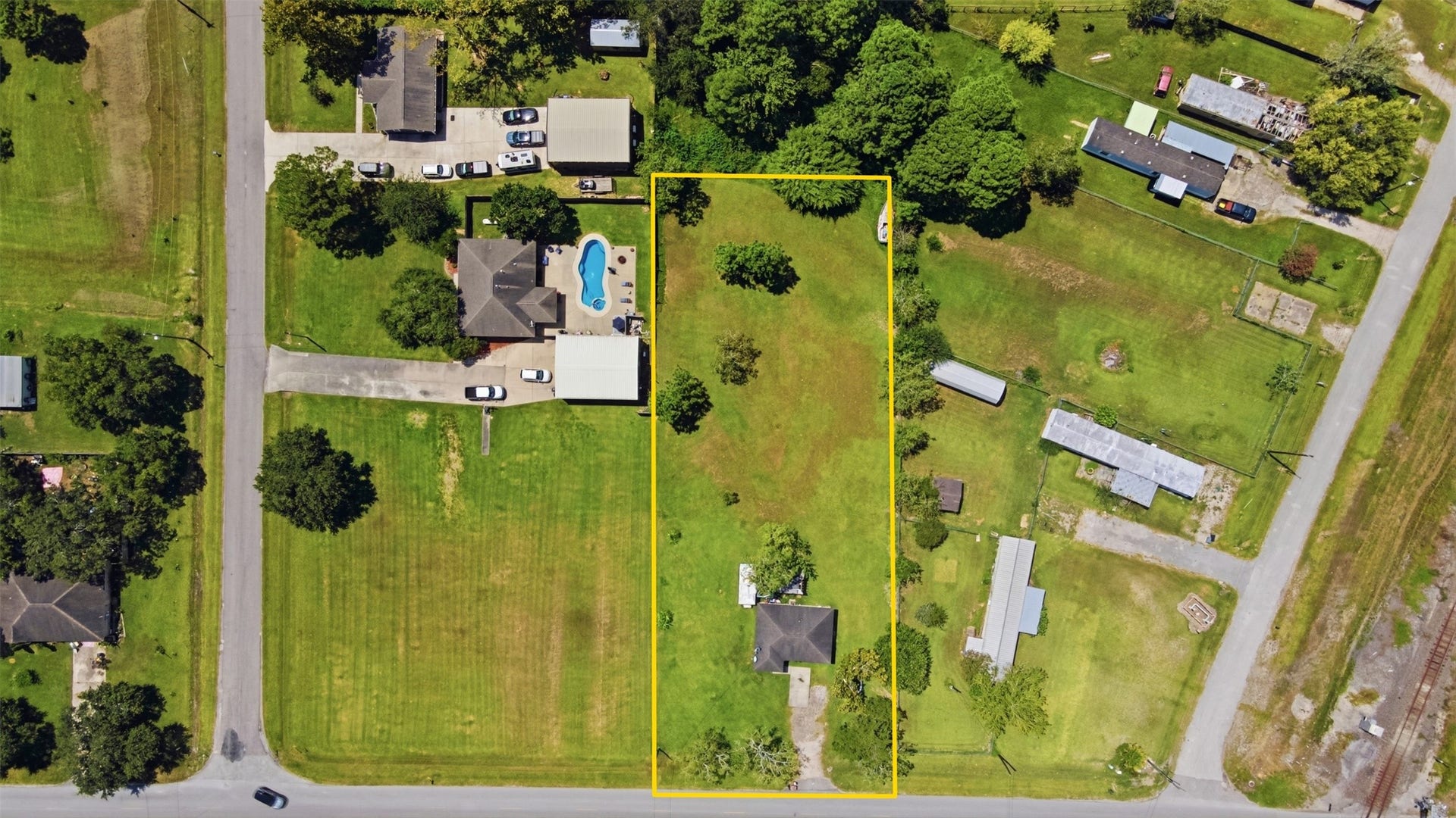 4314 Avenue T, Santa Fe, TX 77510 Large lot, over an acre of land.