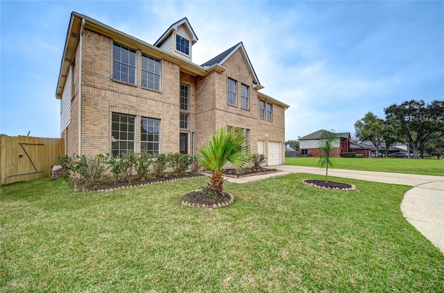 Property photo for 11906 Dinosaur Valley Drive, Sugar Land, TX