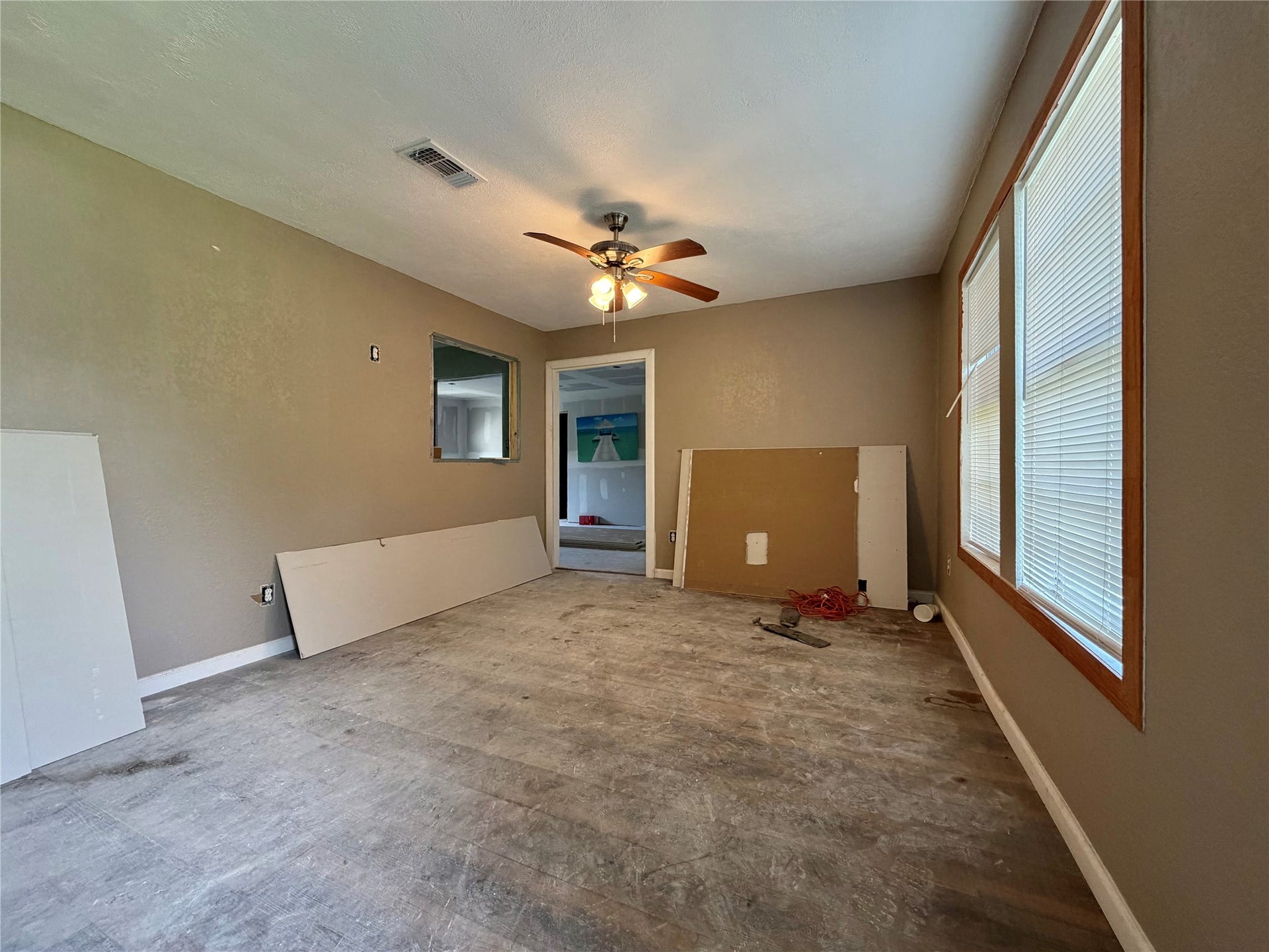 711 W 7th Street, Freeport, TX 77541 Living Room