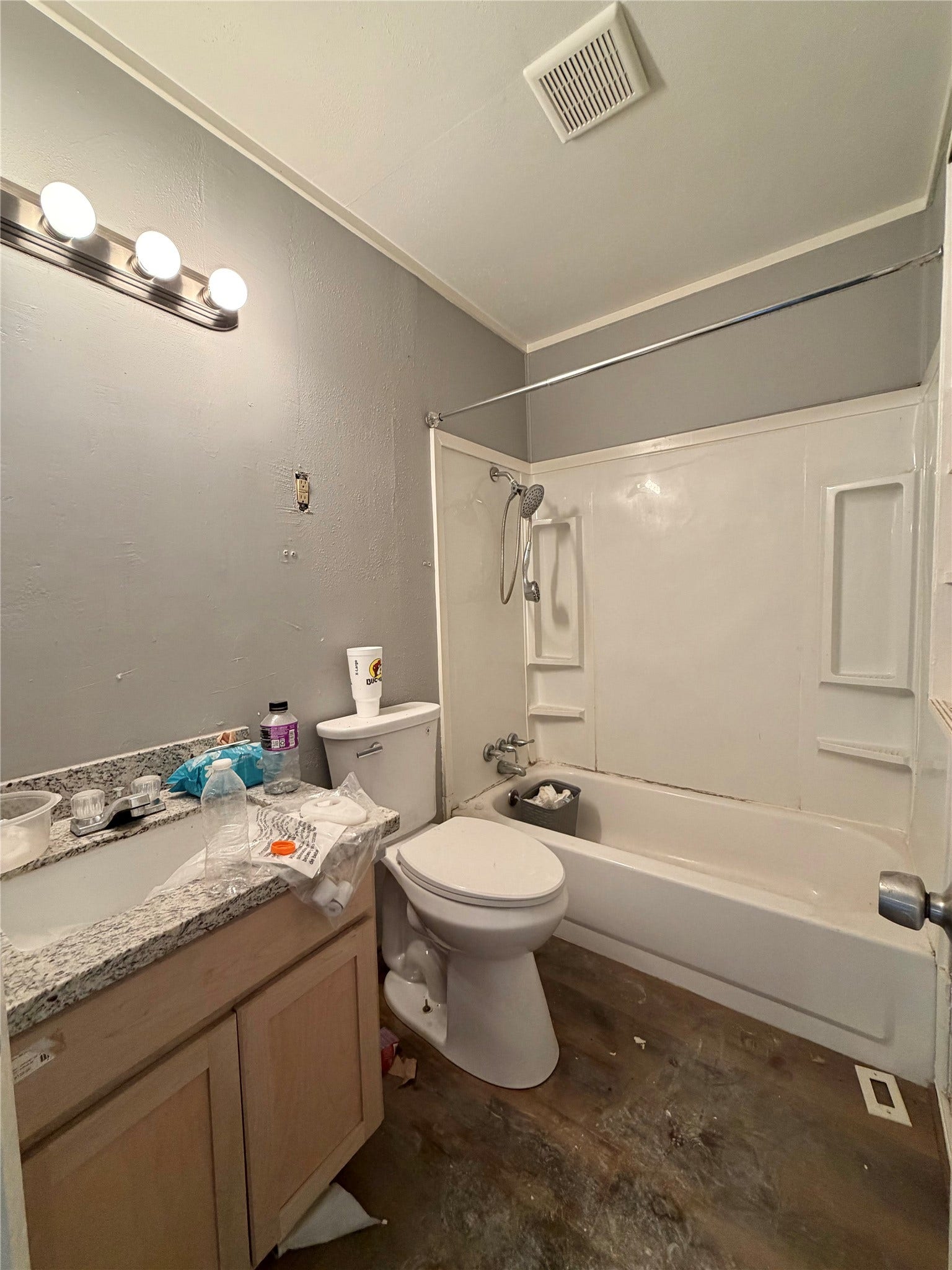 711 W 7th Street, Freeport, TX 77541 Hall Bath