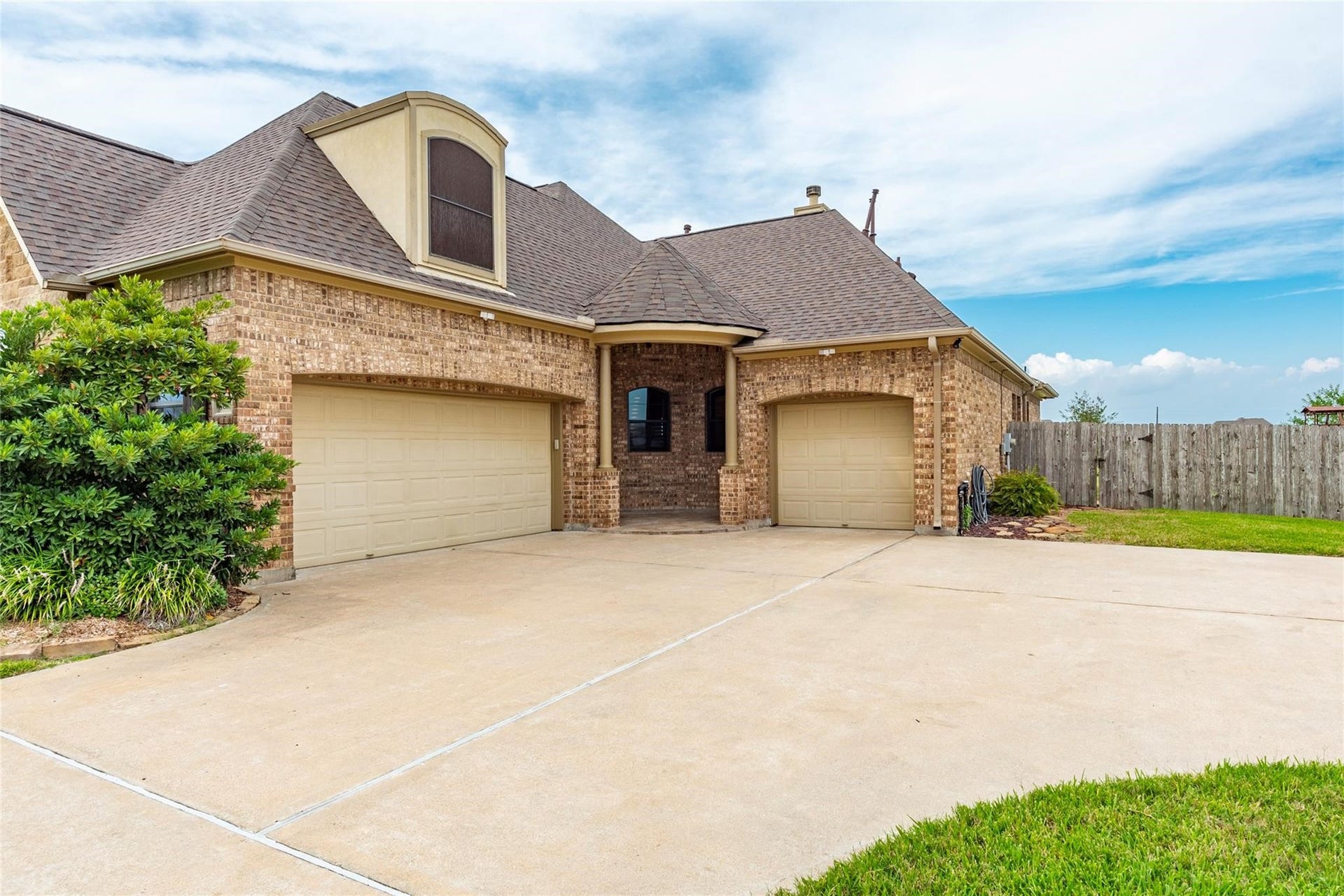 4827 Magnolia Bend Drive, Rosharon, TX 77583 4827 Magnolia Bend Drive, Rosharon, TX 77583