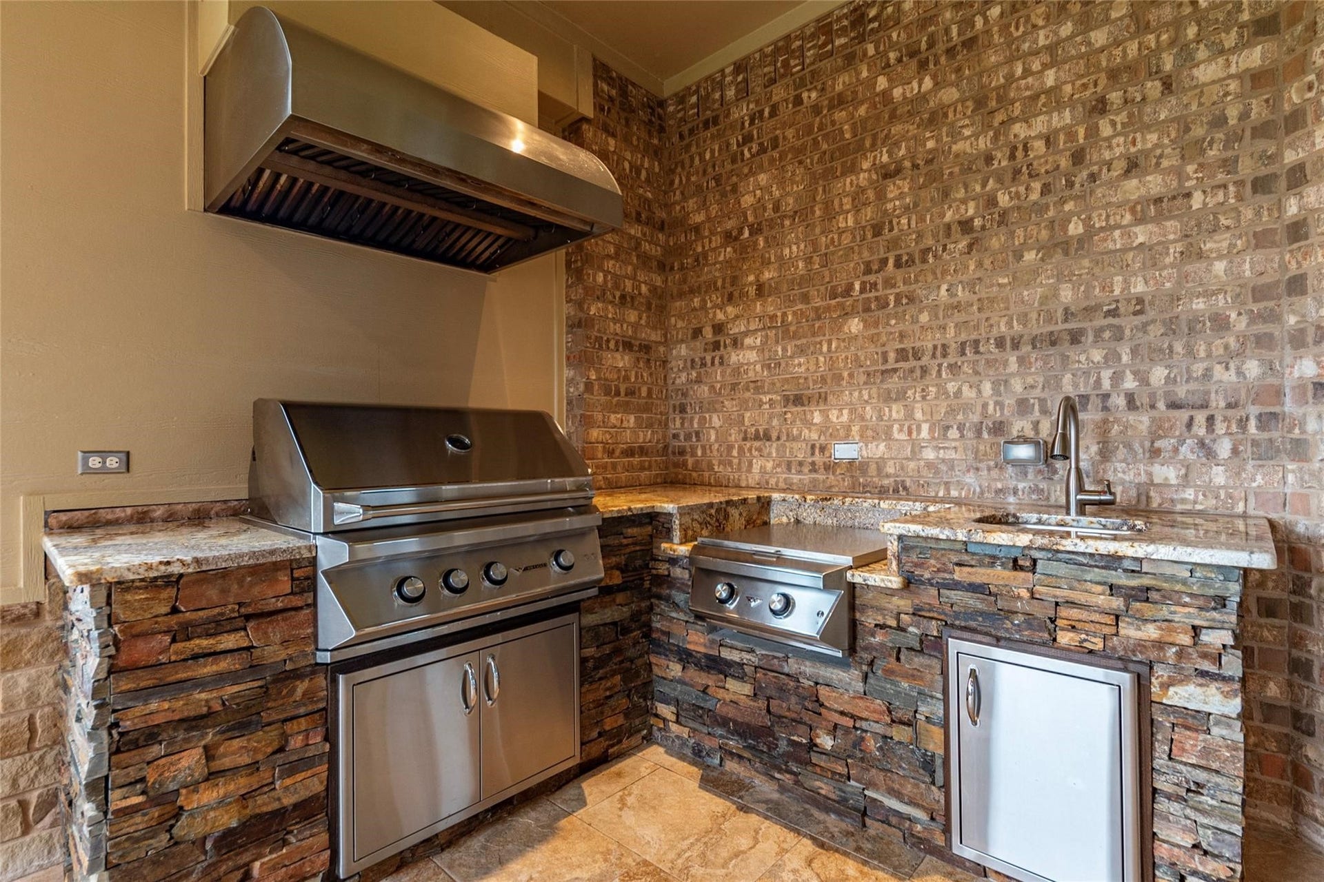 4827 Magnolia Bend Drive, Rosharon, TX 77583 4827 Magnolia Bend Drive, Rosharon, TX 77583