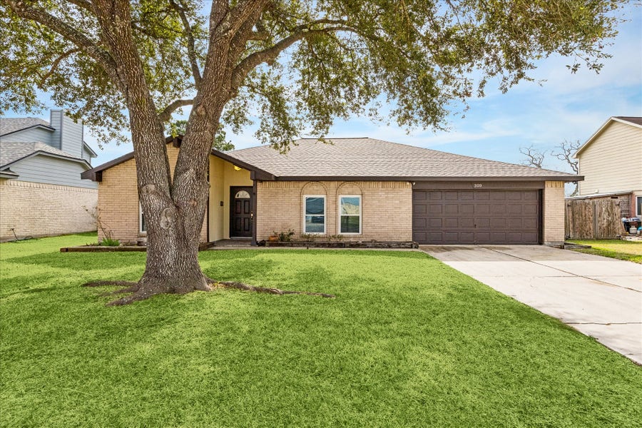 Property photo for 320 Creek Bend Drive, League City, TX
