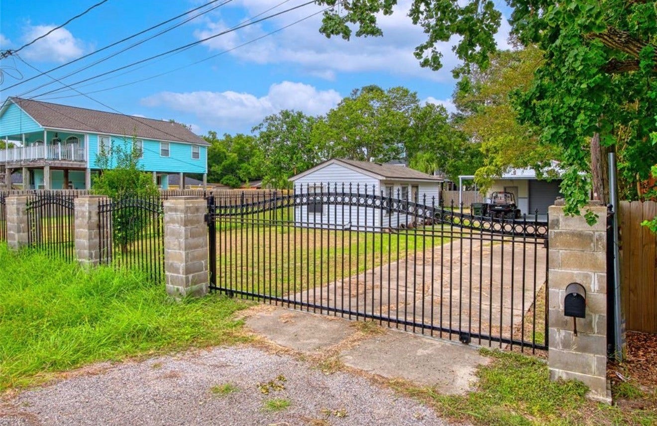 118 4th Street, Dickinson, TX 77539 118 4th Street, Dickinson, TX 77539